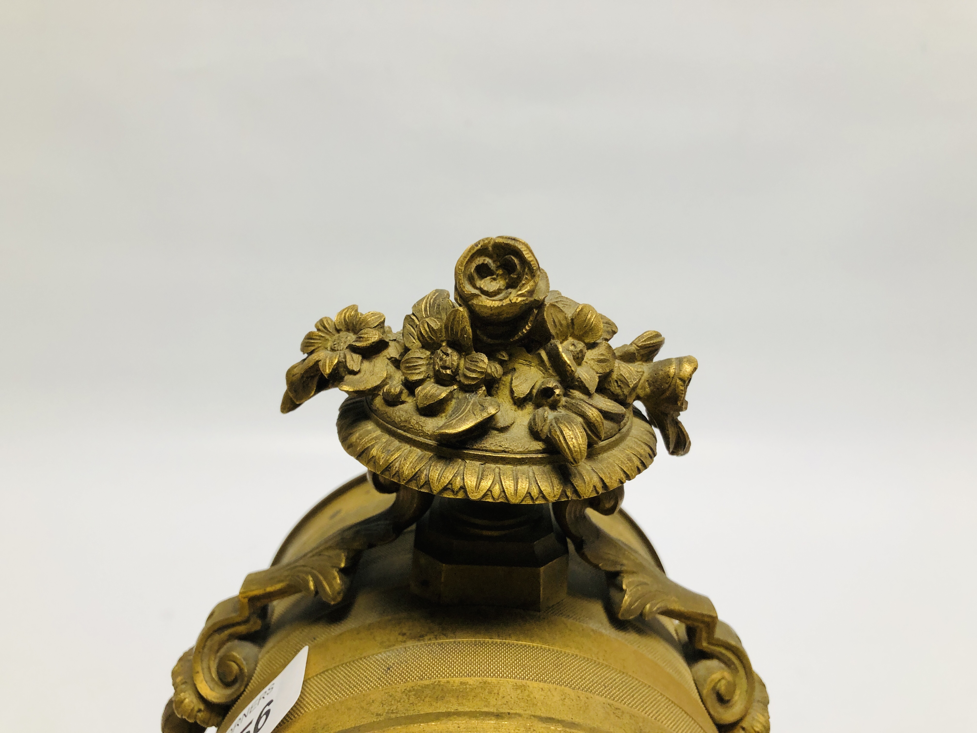 AN ORNATE BRASS MANTEL CLOCK WITH ENAMELLED CHERUB DETAILED PANEL AND NESTING BIRDS STANDING ON A - Image 2 of 15