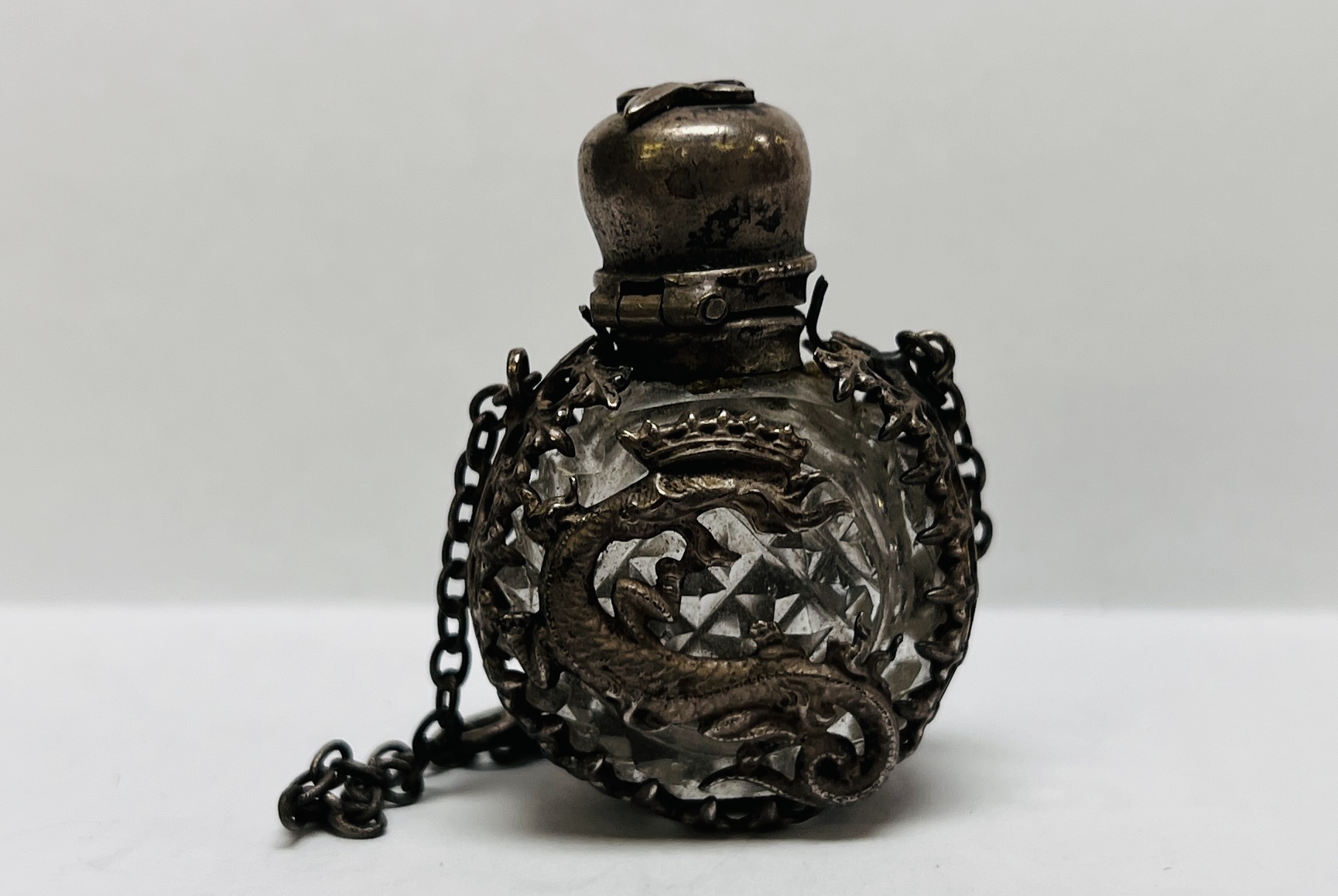 A MINIATURE ANTIQUE CUT GLASS SCENT BOTTLE ENCASED IN AN ORIENTAL WHITE METAL HOLDER - Image 5 of 7