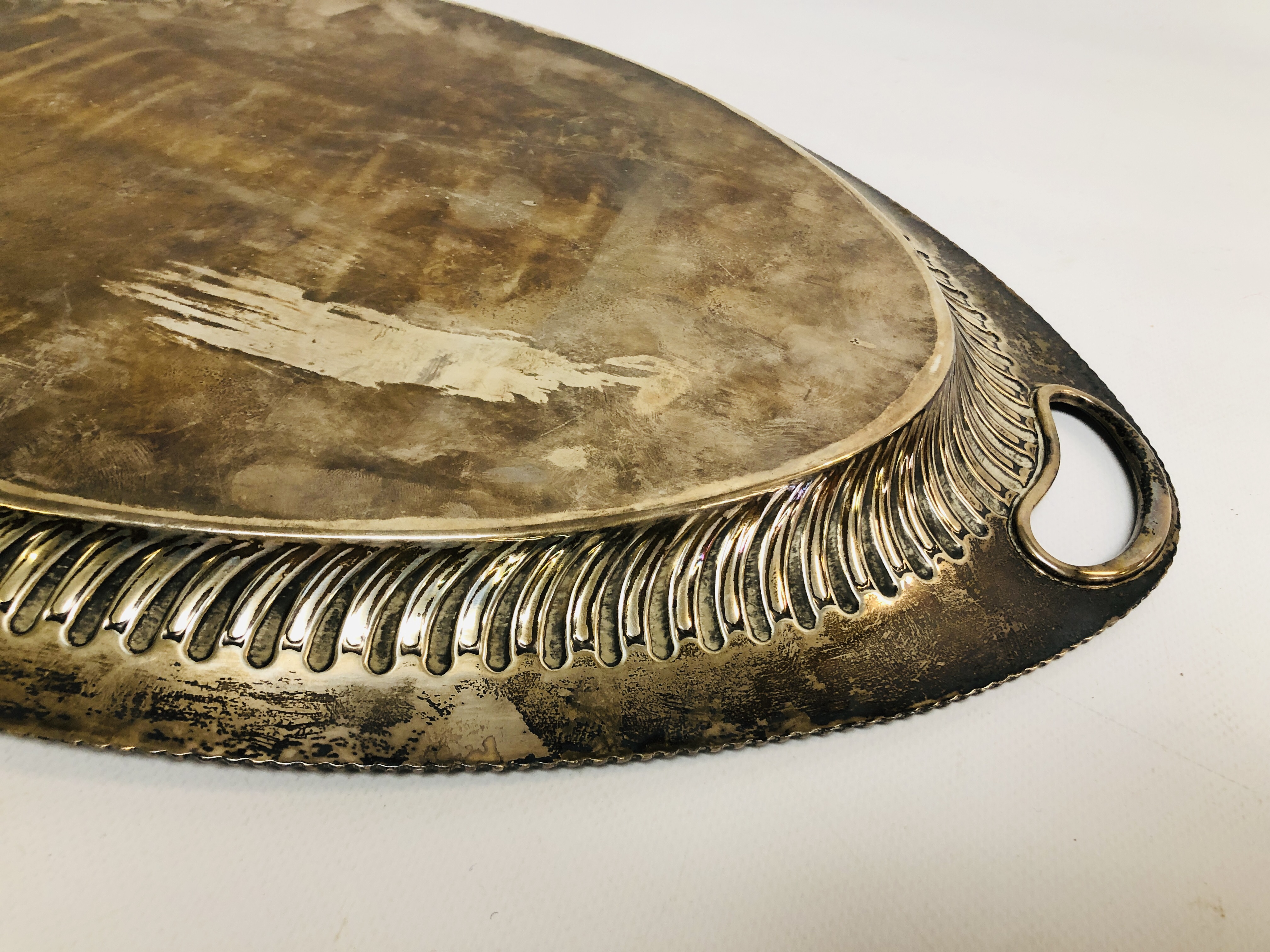 A SILVER TWO HANDLED OVAL TRAY WITH GADROONED DECORATION, SHEFFIELD 1916, L 56CM. - Image 12 of 13