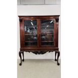A C19TH. MAHOGANY TWO DOOR CHINA CABINET ON A CARVED BASE, RAISED ON CABRIOLE LEGS WIDTH 171CM.