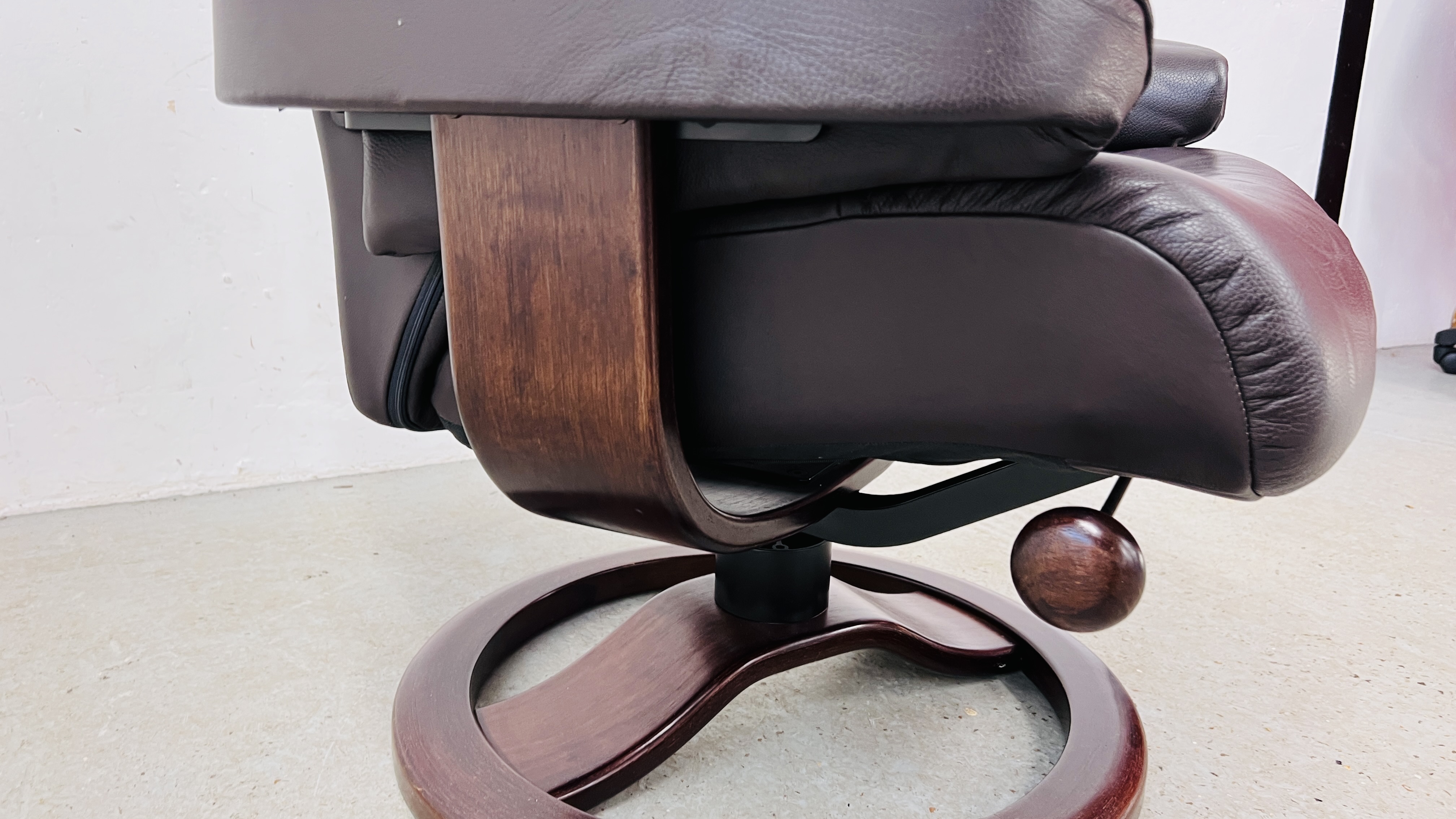 A BROWN LEATHER RELAXER CHAIR - Image 5 of 9