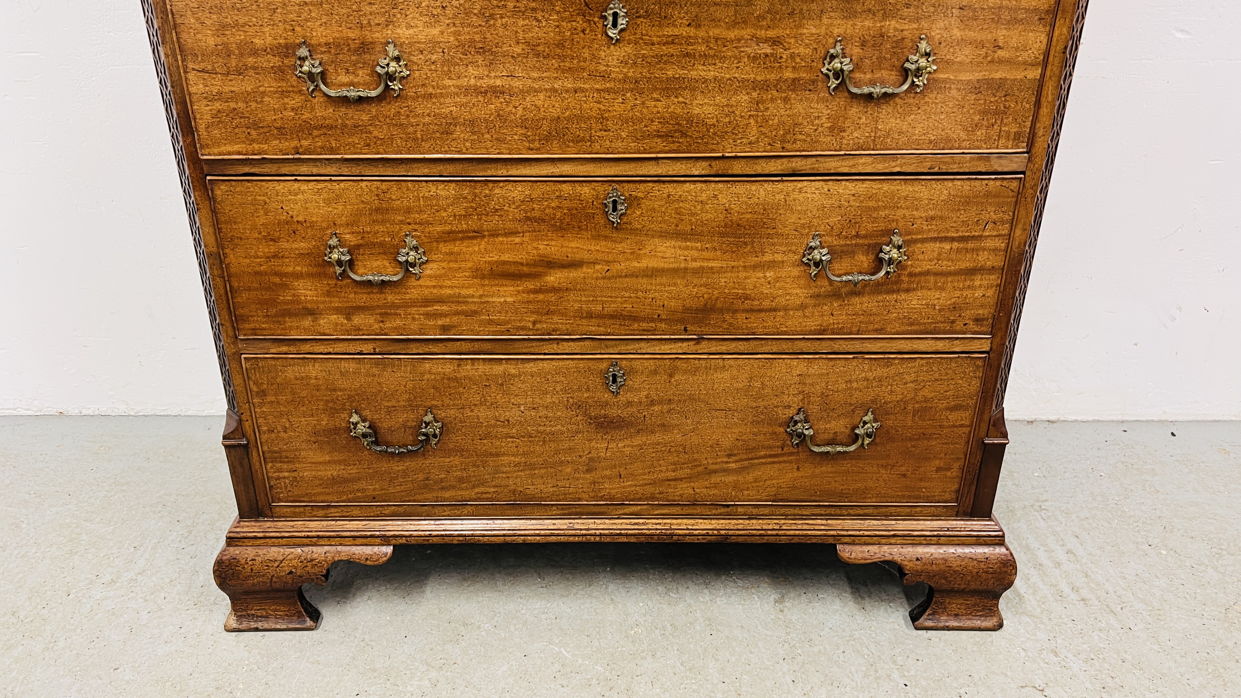 A GEORGE III MAHOGANY TALLBOY TWO SHORT OVER FIVE LONG DRAWERS, ORIGINAL HANDLES WIDTH 115CM. - Image 30 of 32