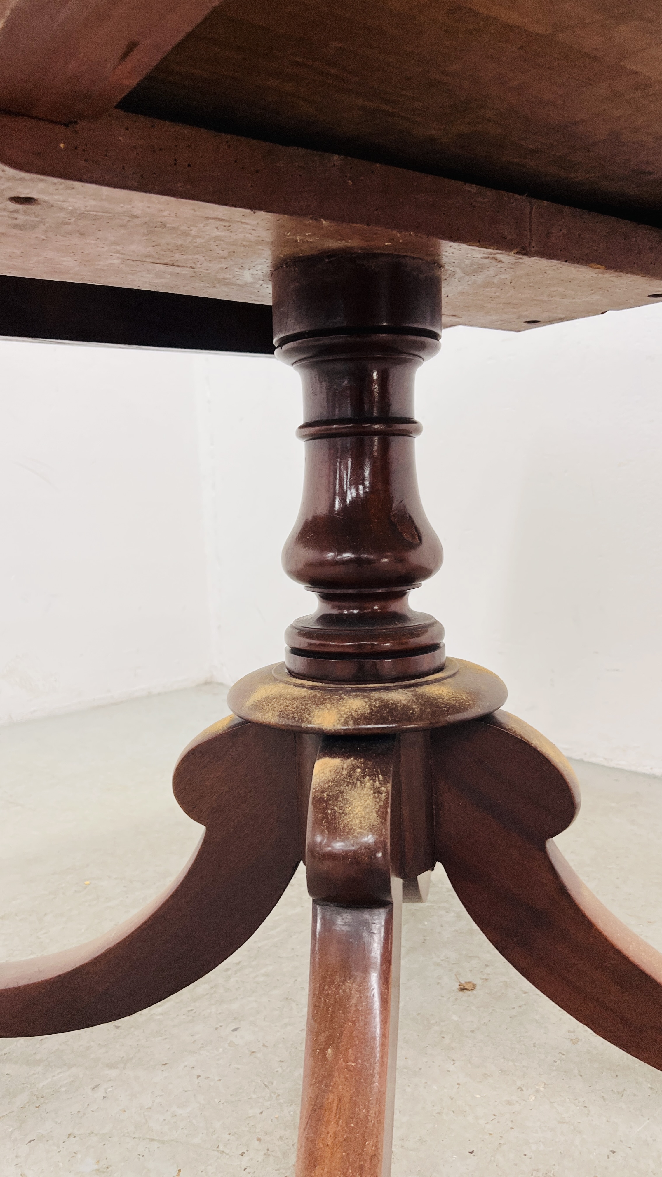 A REGENCY MAHOGANY DROP LEAF PEDESTAL TABLE ON HIPPED OUTSWEPT LEGS, WIDTH 102CM. - Image 17 of 17