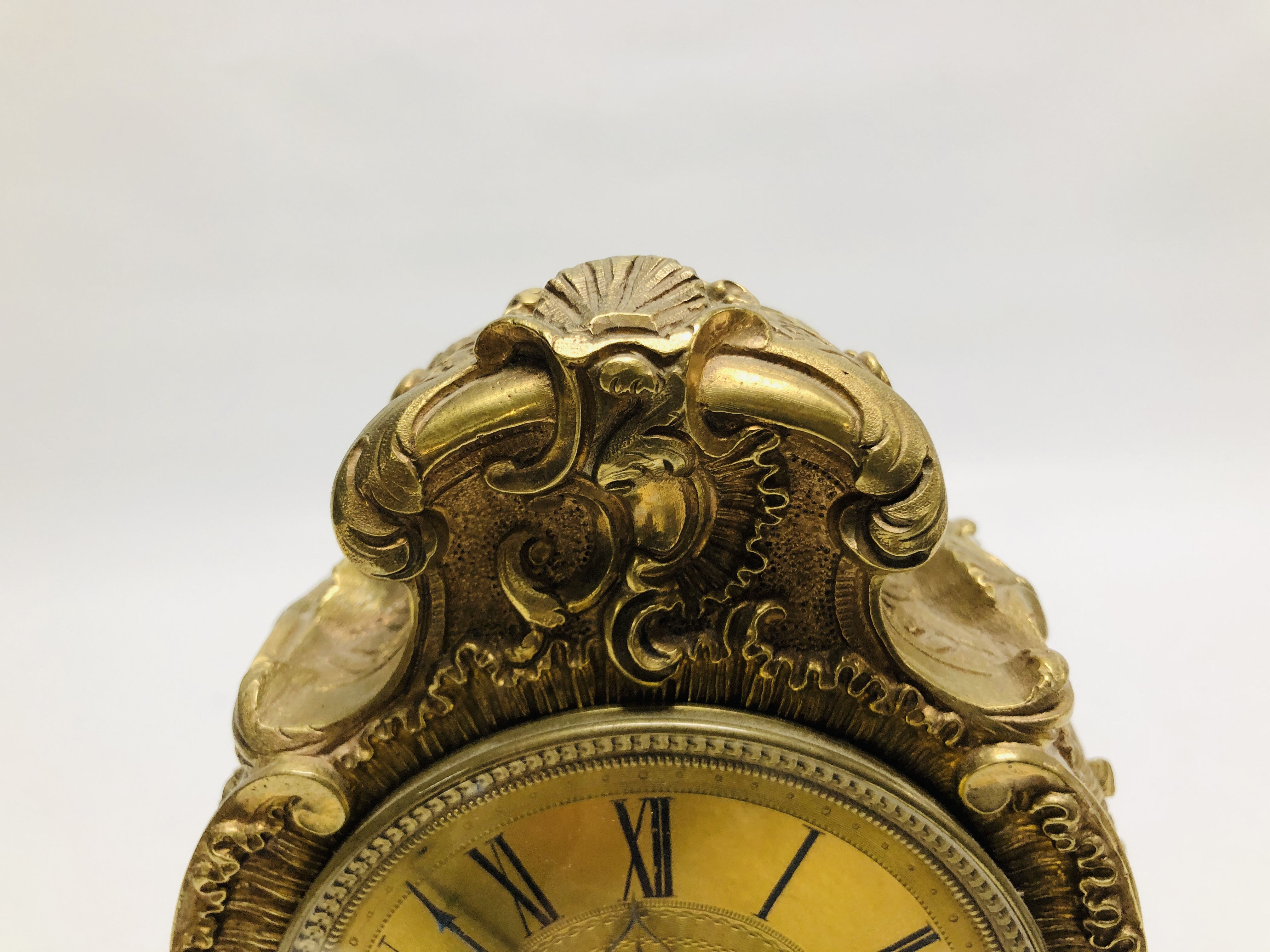 A BRASS MANTEL TIMEPIECE THE MOVEMENT STRIKING ON A BELL HEIGHT 20CM. - Image 2 of 8