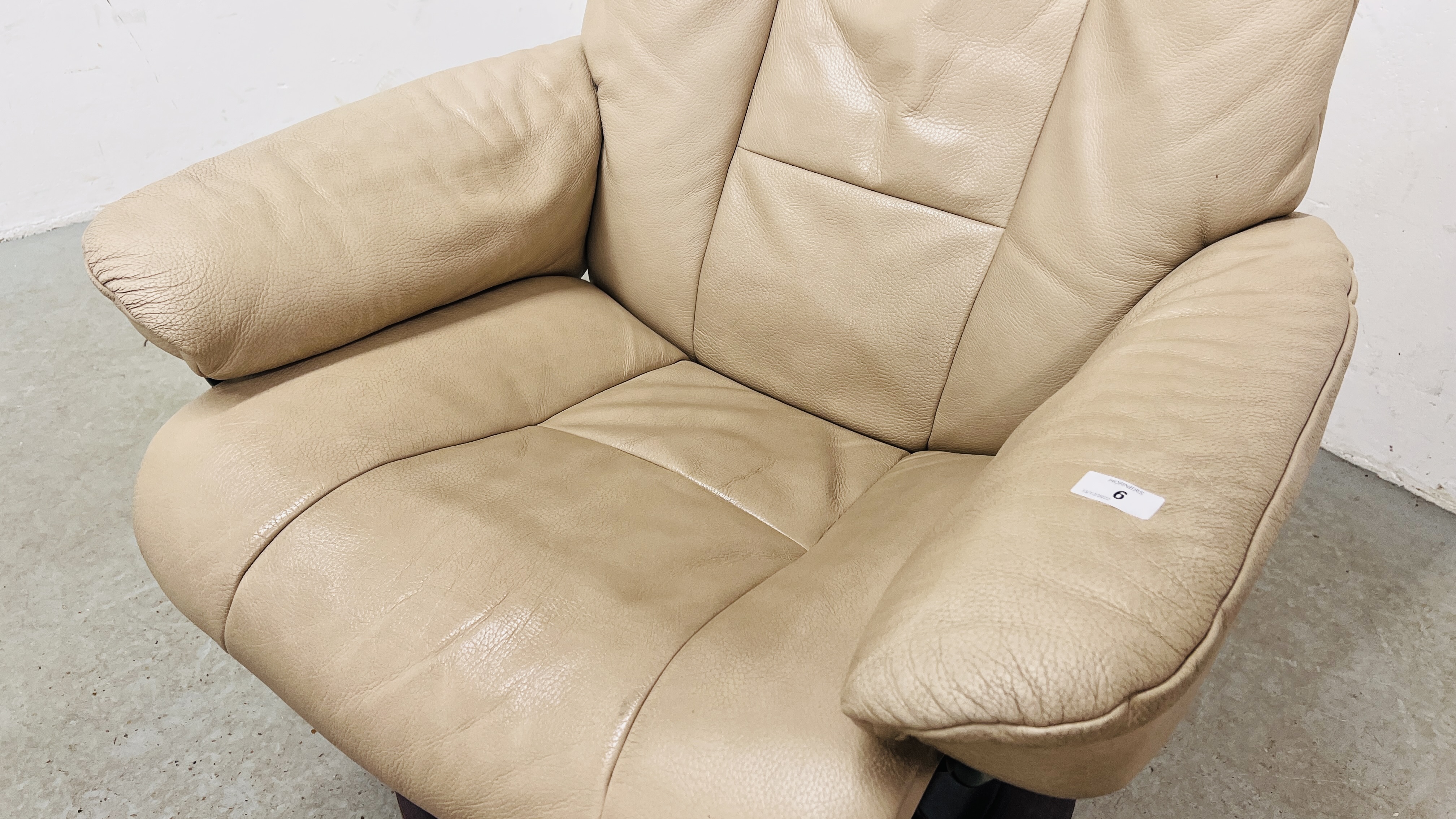 A GOOD QUALITY STRESSLESS CREAM LEATHER RELAXER CHAIR WITH MATCHING FOOTSTOOL. - Image 4 of 11