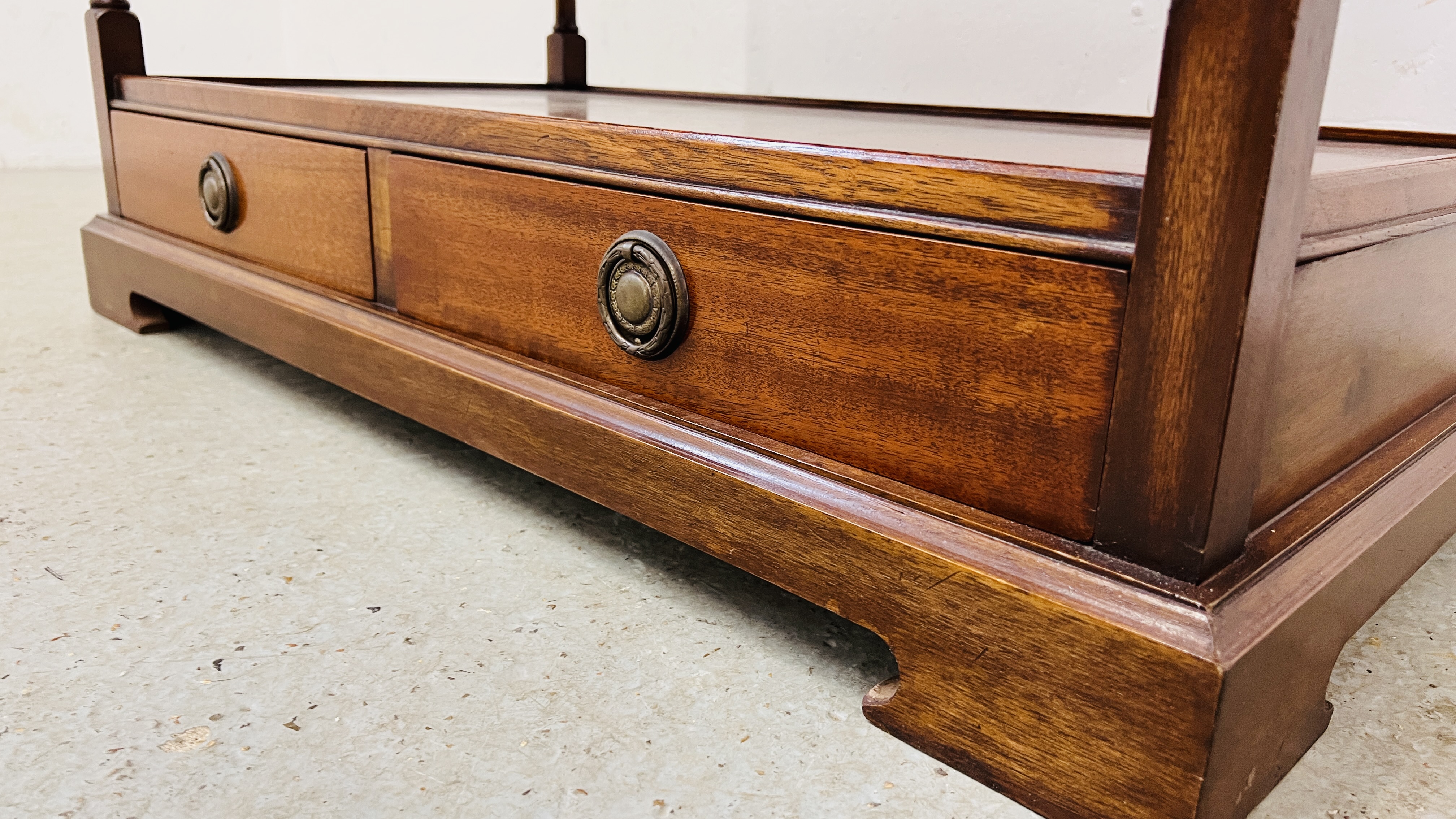 A REPRODUCTION TWO DRAWER, TWO TIER BUFFET / COFFEE TABLE WITH OPEN SHELF. - Image 7 of 11