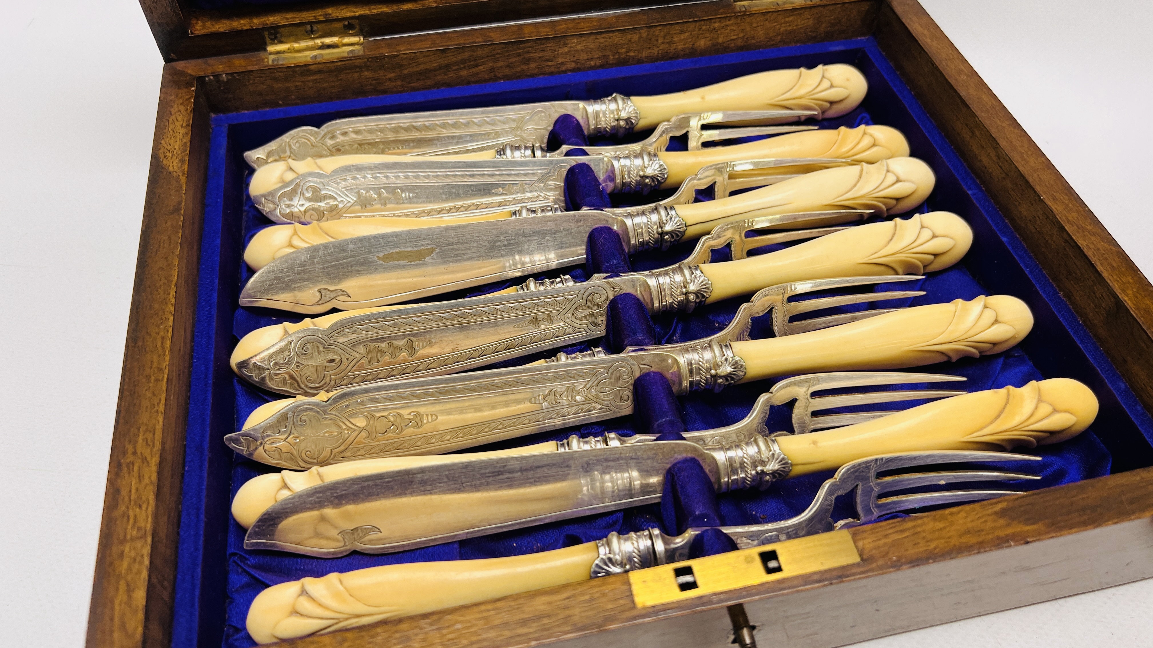 A CASED SET OF PLATED TEA KNIVES AND FORKS WITH MOTHER OF PEARL HANDLES, - Image 3 of 11