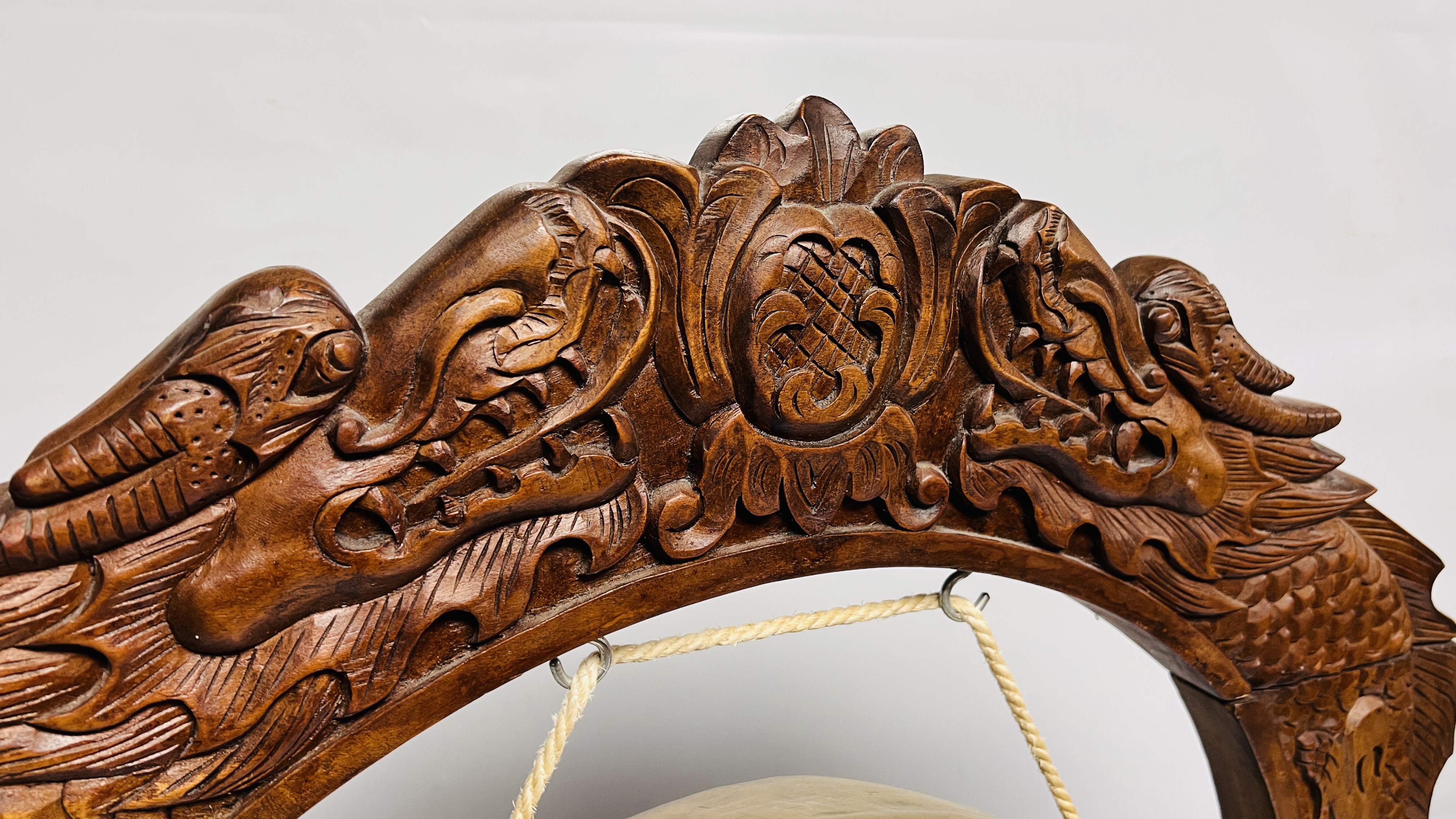 A LARGE BRASS GONG IN HEAVY CARVED WOODEN FRAME ON FEET (WITH GONG) - Image 2 of 7