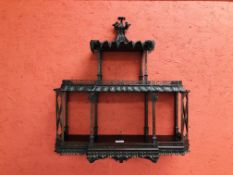 A C19th MAHOGANY PAGODA TOP HANGING SHELVES IN CHIPPENDALE STYLE, HEIGHT 72CM, WIDTH 61CM.