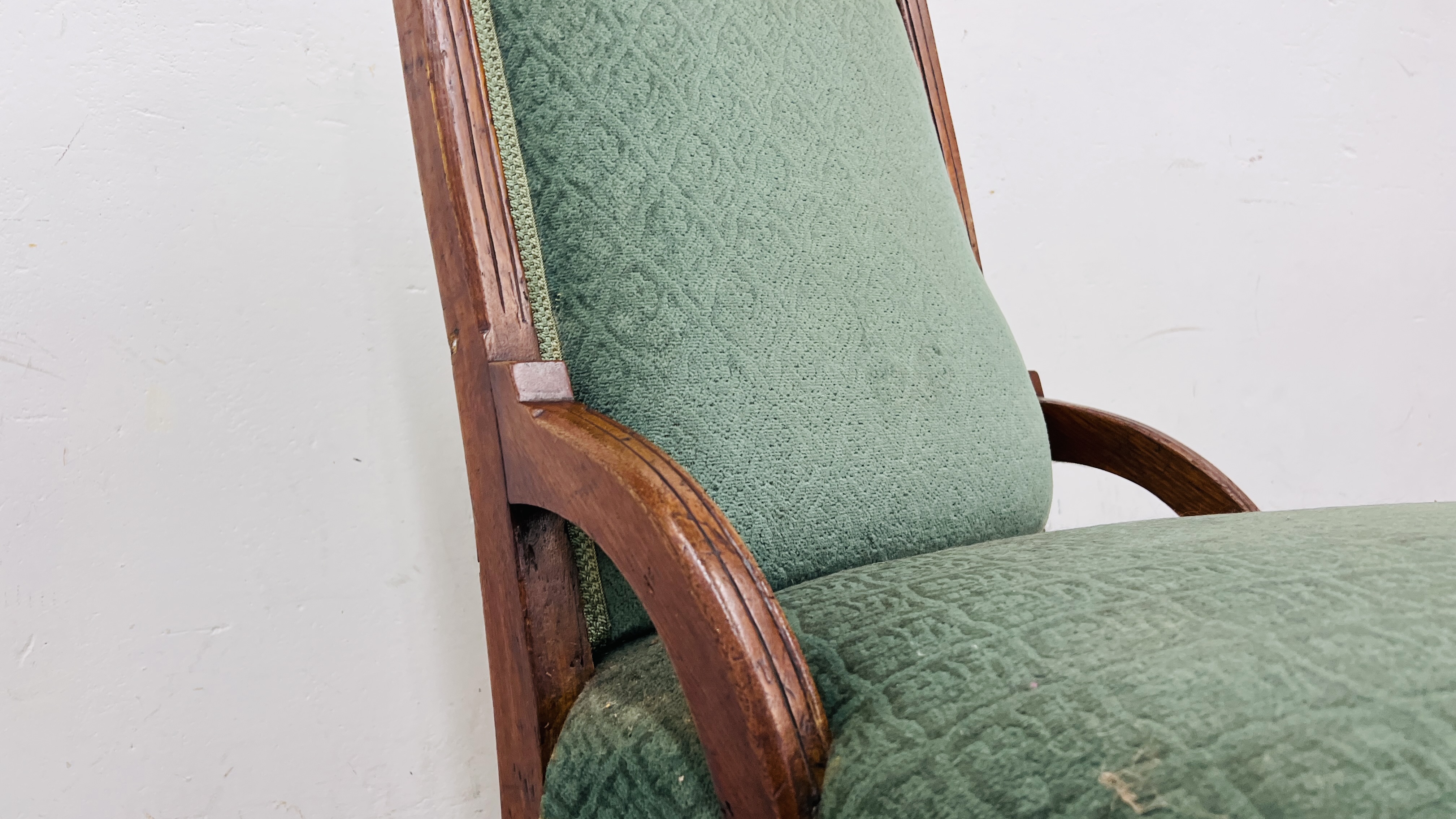 AN EDWARDIAN OAK FRAMED GREEN VELOUR NURSING CHAIR - Image 9 of 10