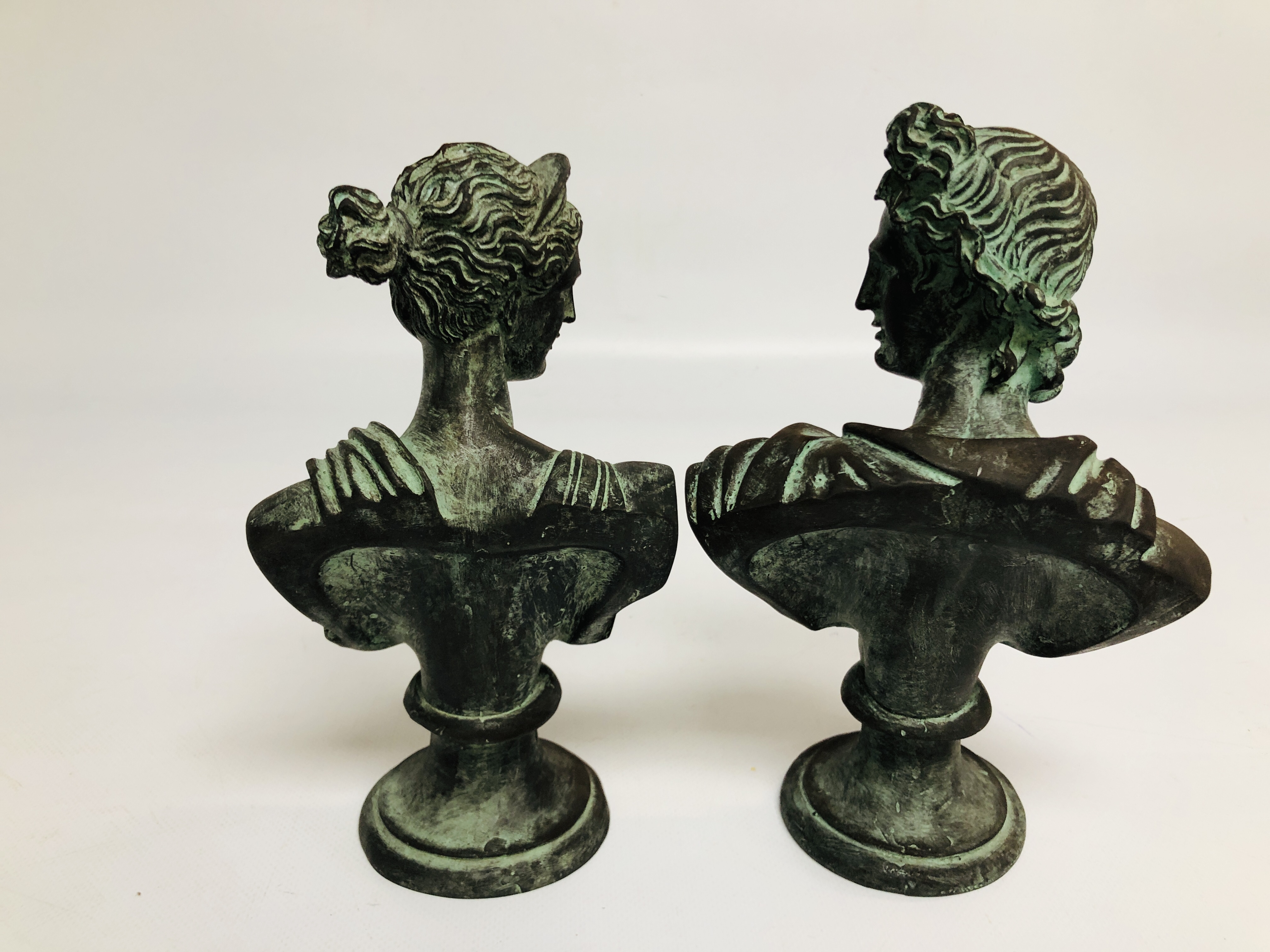 A PAIR OF RESIN BUSTS OF ARTEMIS AND APOLLO HEIGHT 22CM. - Image 8 of 9