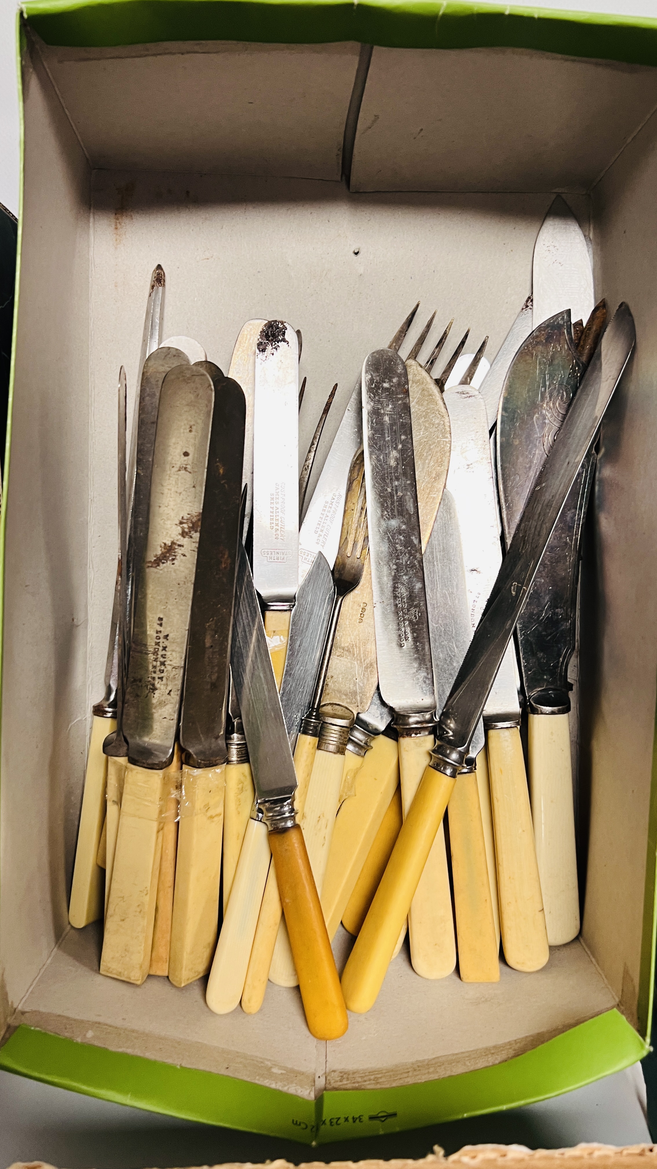 AN EXTENSIVE COLLECTION OF ASSORTED LOOSE SILVER PLATED CUTLERY IN 6 BOXES - Image 6 of 7