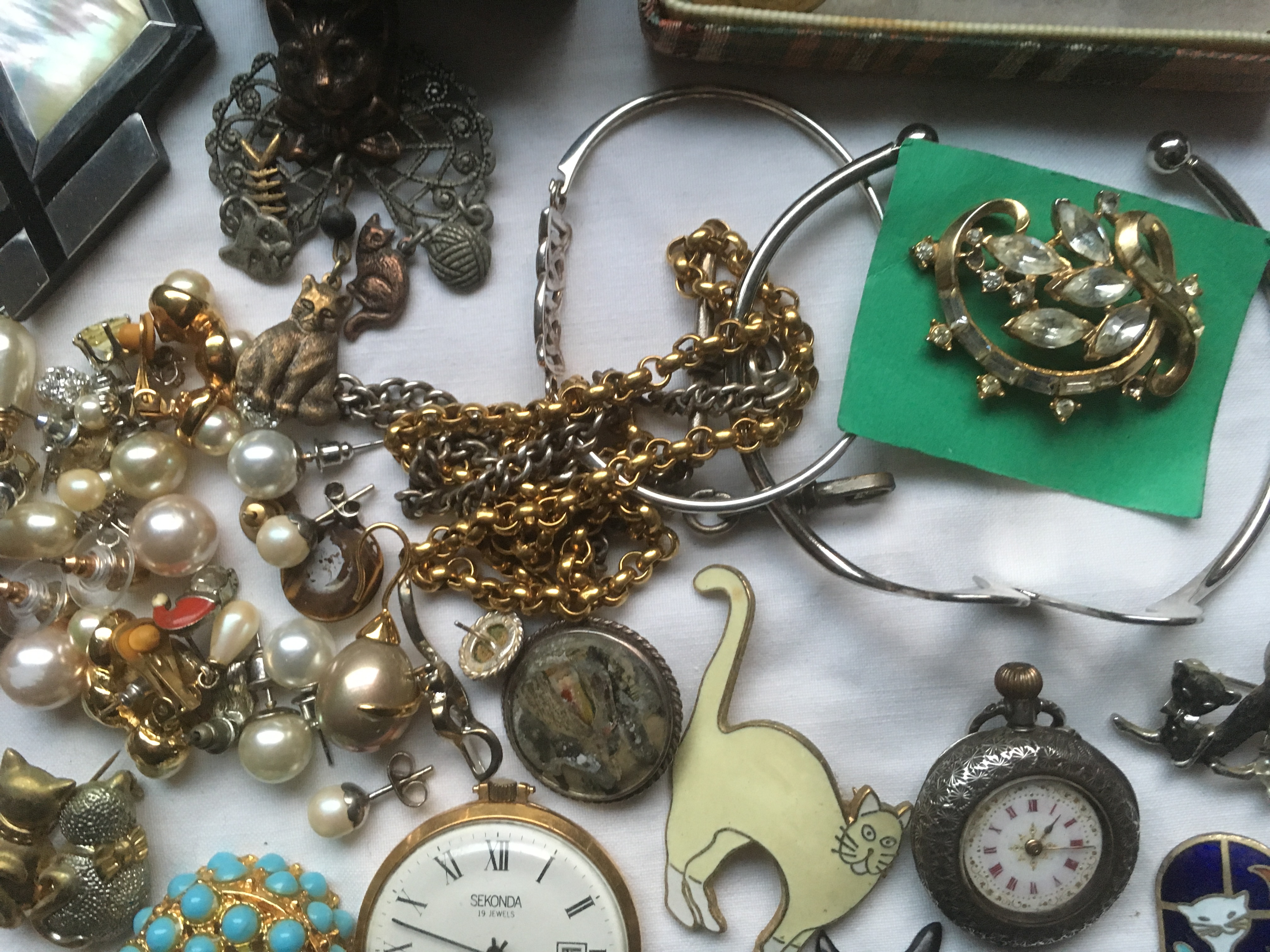 BOX OF COSTUME AND OTHER JEWELLERY, CAT THEMED ITEMS, SOME SILVER. - Image 5 of 6