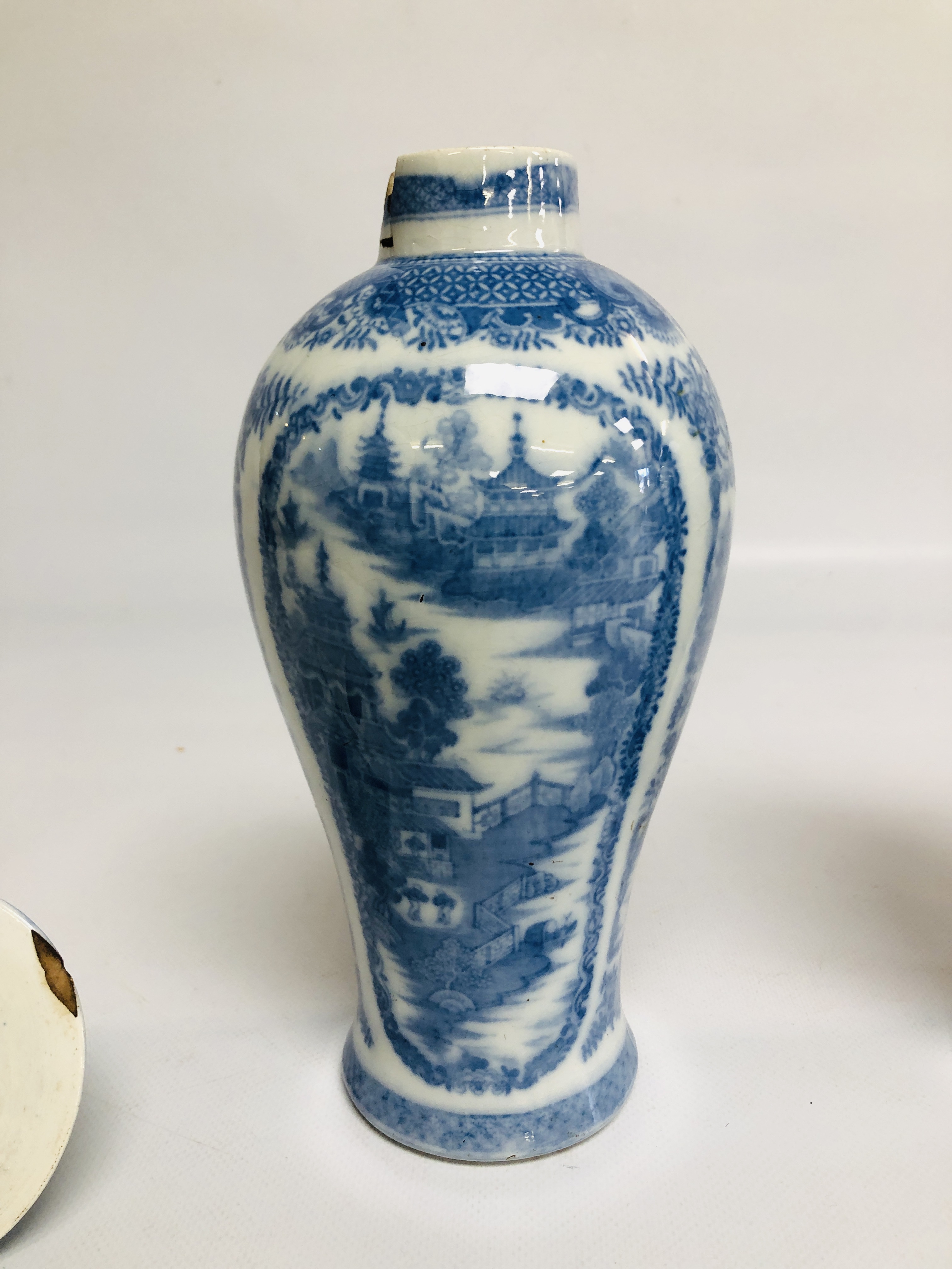 A PAIR OF CHINESE BLUE AND WHITE BALLUSTER VASES AND COVERS C.1800 A/F HEIGHT 28CM. - Image 6 of 14