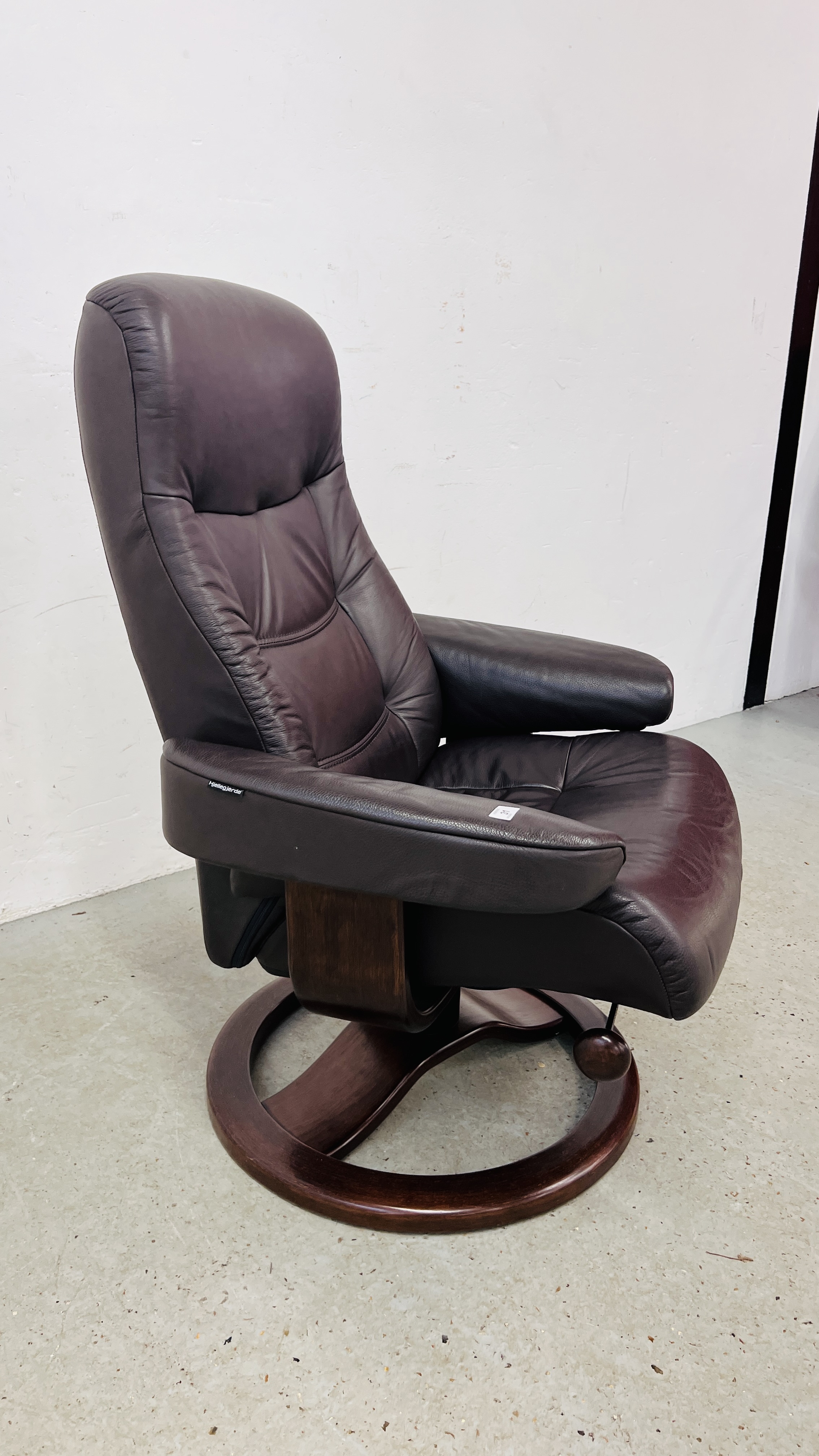 A BROWN LEATHER RELAXER CHAIR - Image 7 of 9