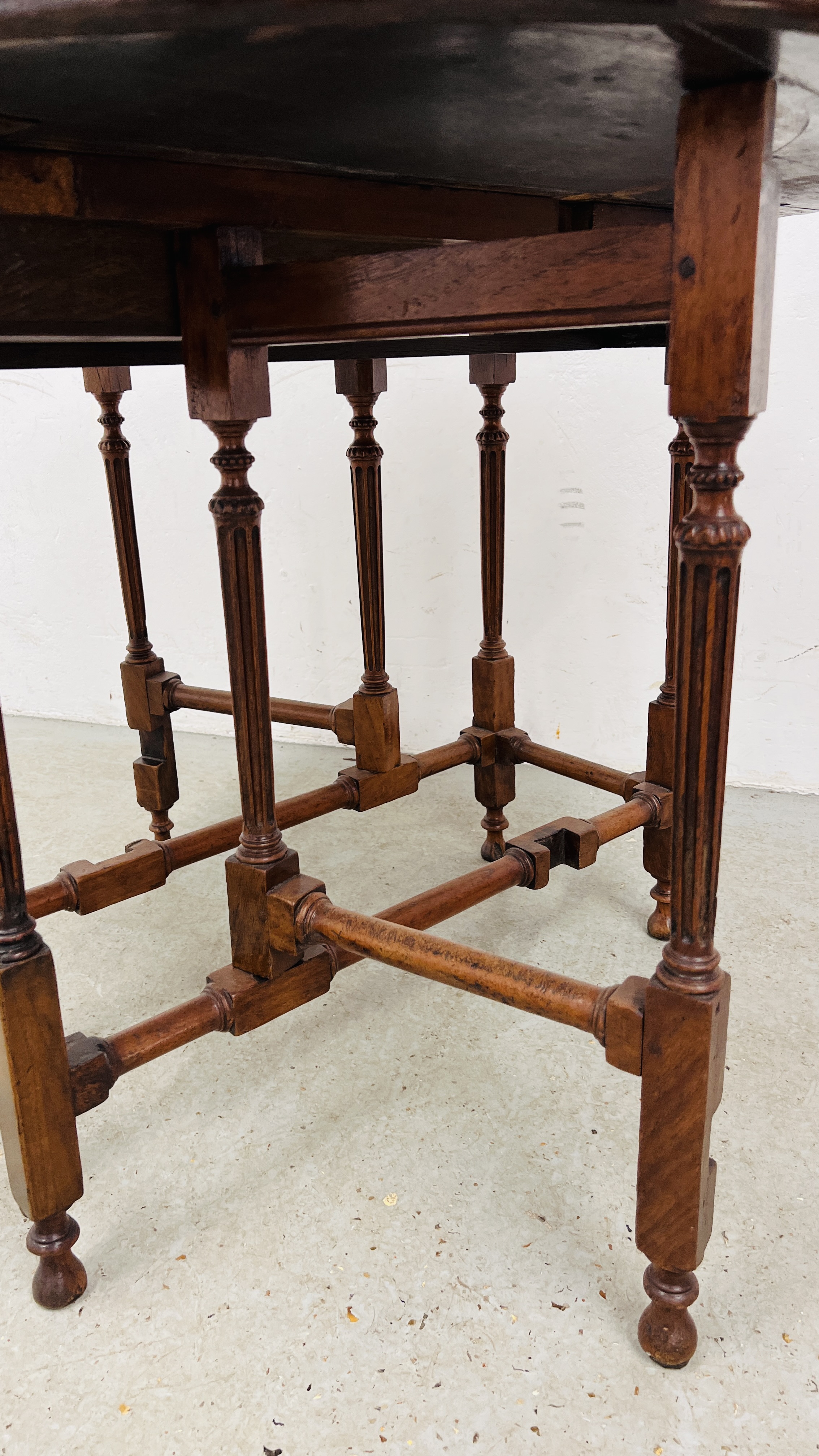 A MAHOGANY GATELEG TABLE, C18TH. AND LATER, EXTENDED 100CM. - Image 12 of 18