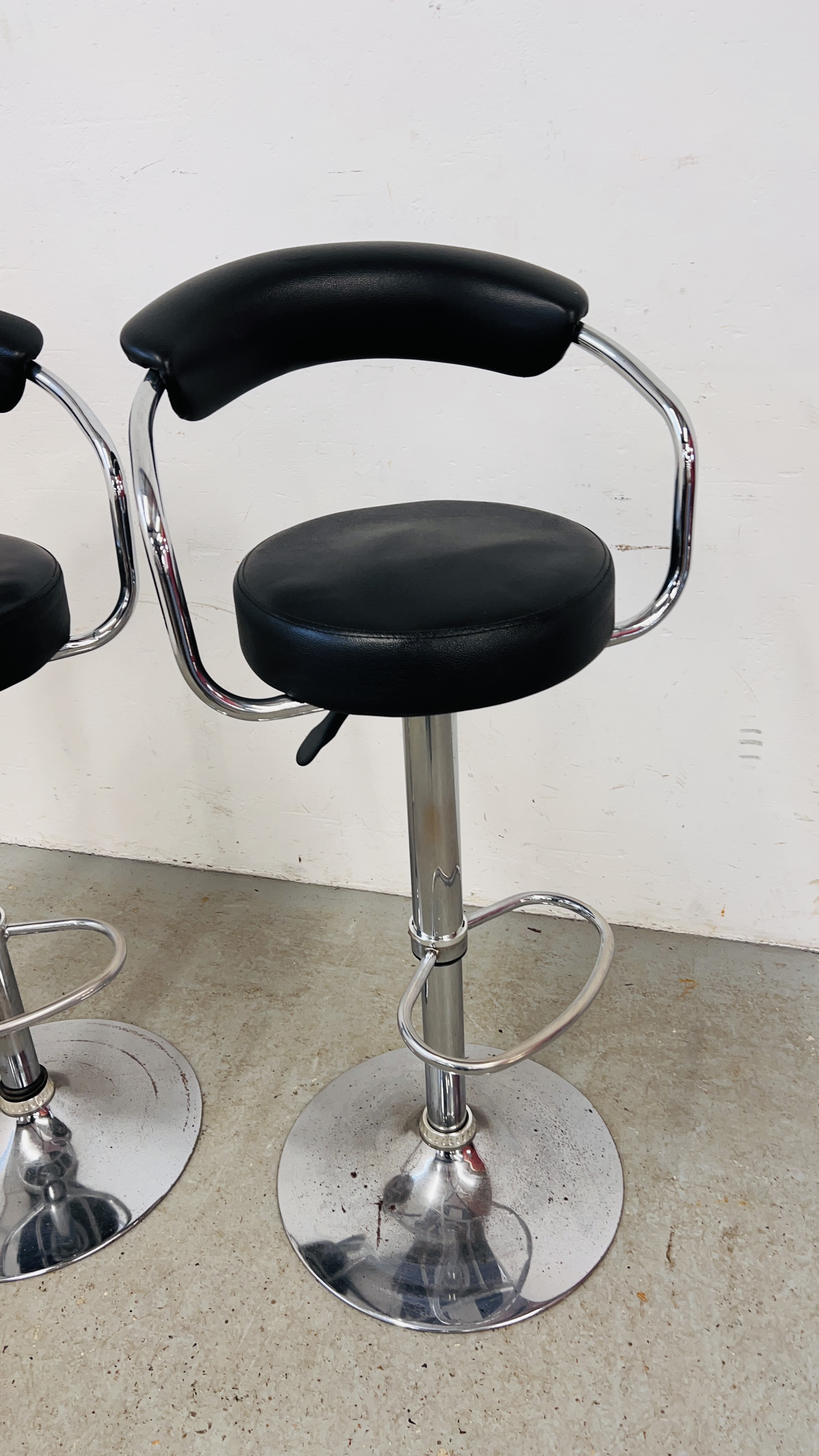 A PAIR OF CHROME FINISH RISE AND FALL BAR STOOLS - Image 2 of 9