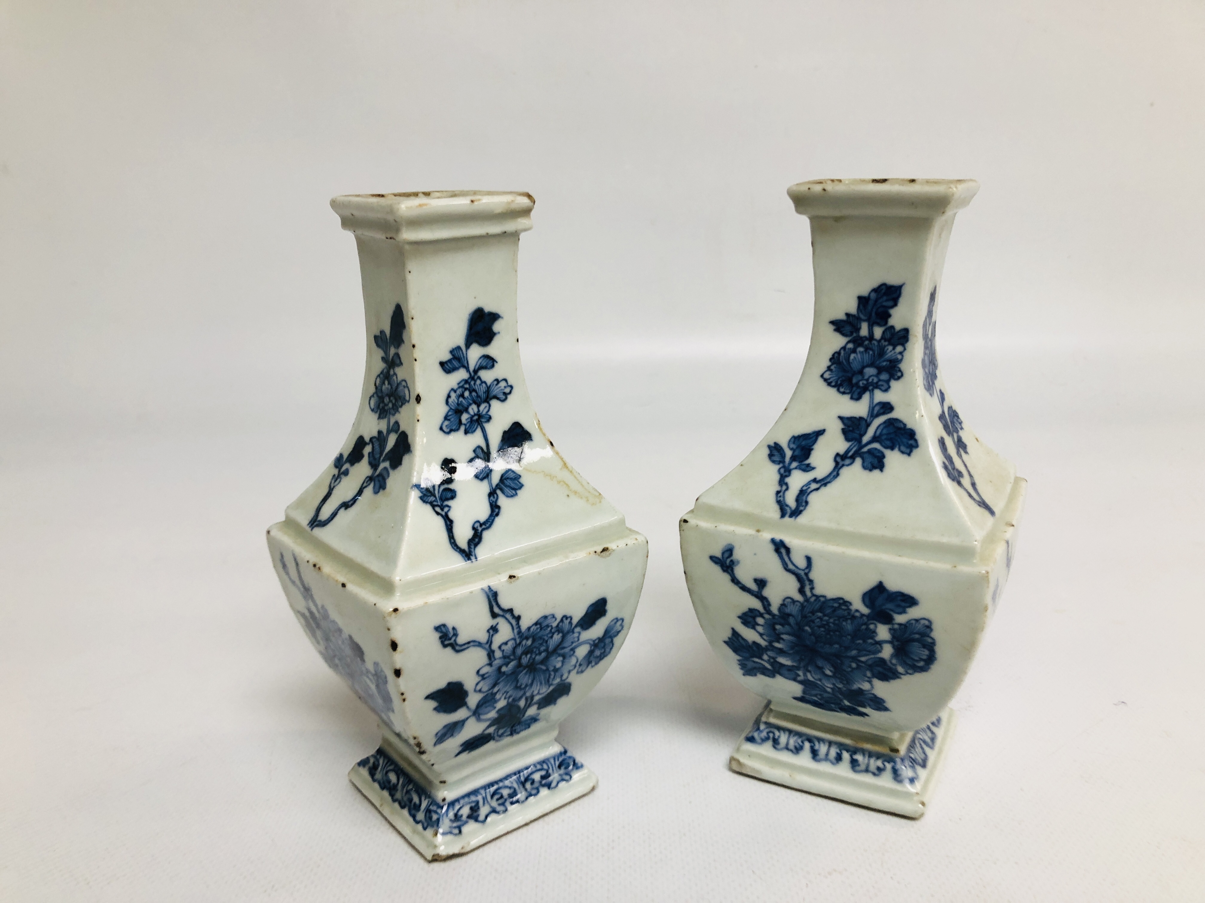 A PAIR OF CHINESE BLUE AND WHITE VASES OF SQUARE BALUSTER FORM DECORATED WITH CHRYSANTHEMUMS ONE - Image 5 of 6