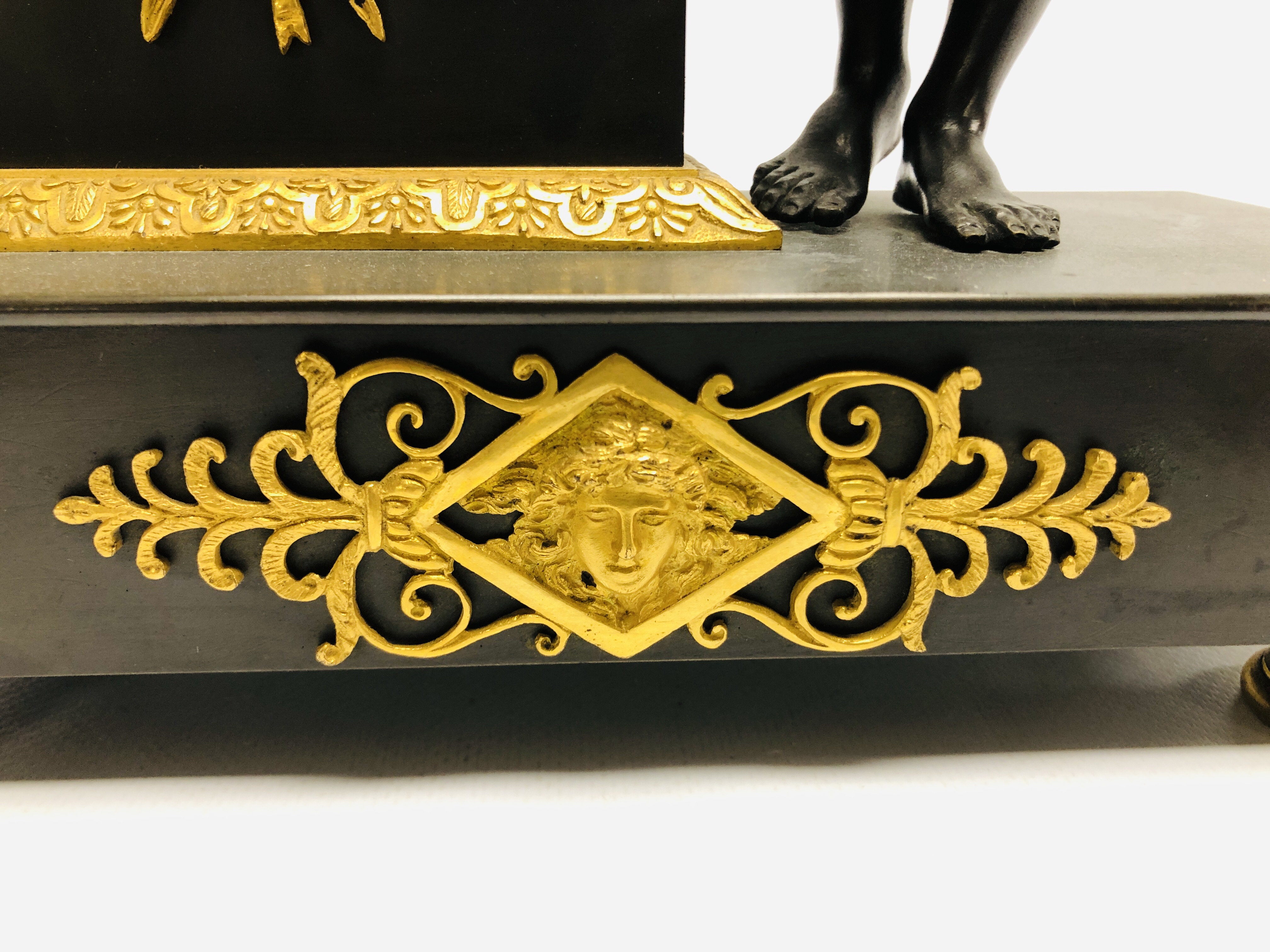A CLASSICAL MANTEL TIMEPIECE THE CASE EMBELLISHED WITH GILT DETAIL AND FIGURE HEIGHT 37CM. - Image 4 of 9