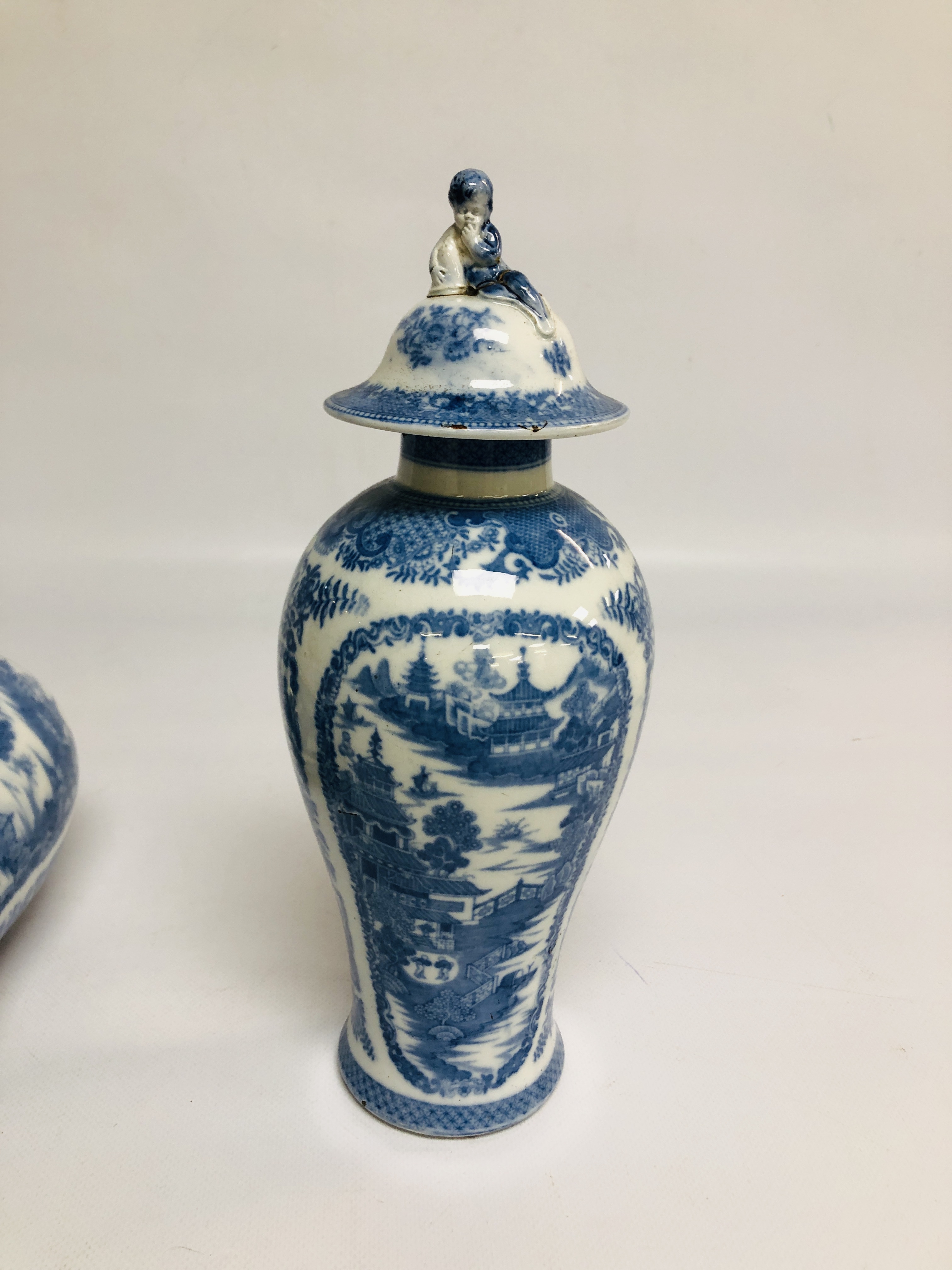 A PAIR OF CHINESE BLUE AND WHITE BALLUSTER VASES AND COVERS C.1800 A/F HEIGHT 28CM. - Image 9 of 14