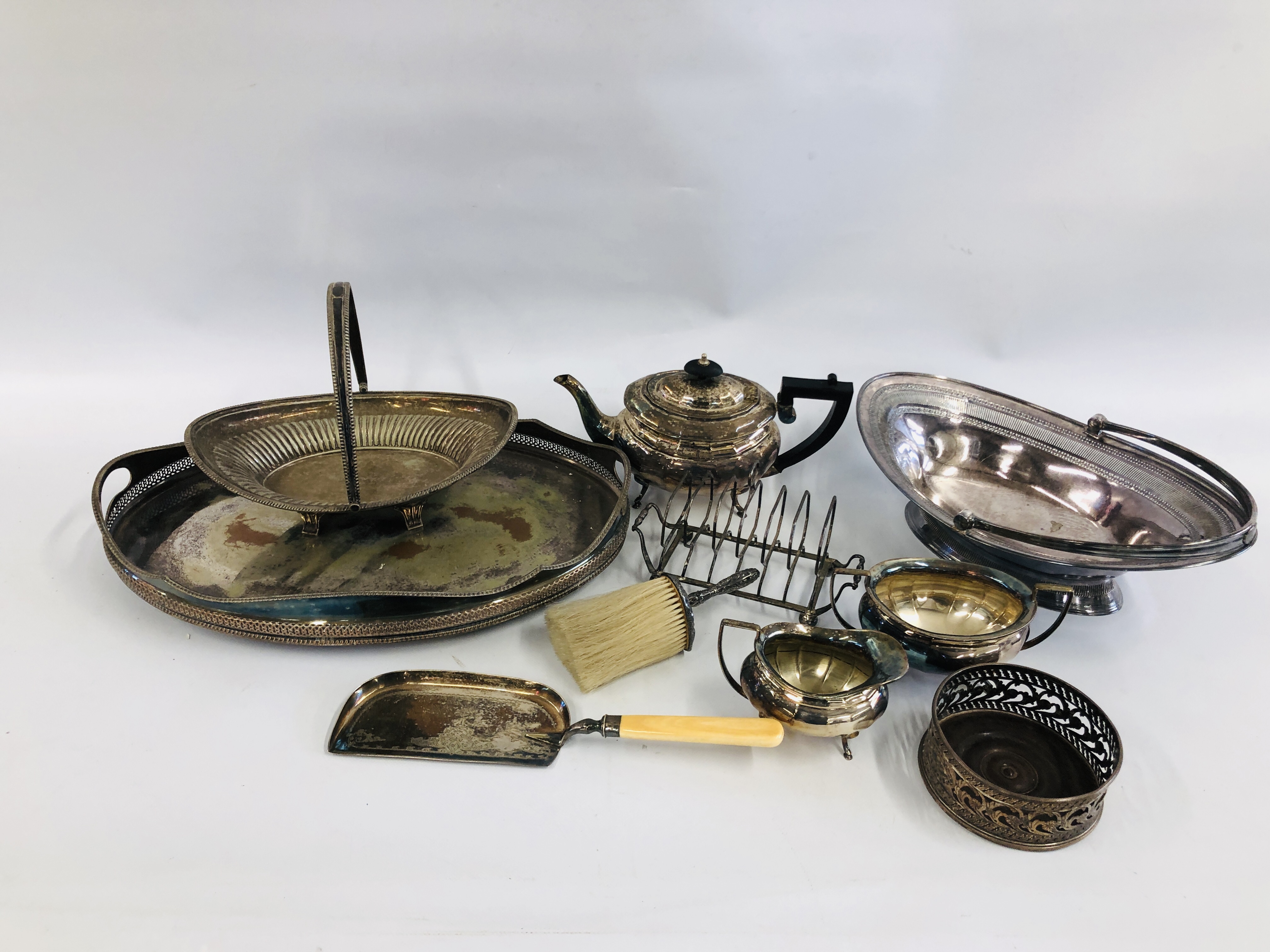 A GROUP OF PLATED WARES TO INCLUDE A FACETED THREE PIECE TEA SET, A SHEFFIELD PLATE COASTER,