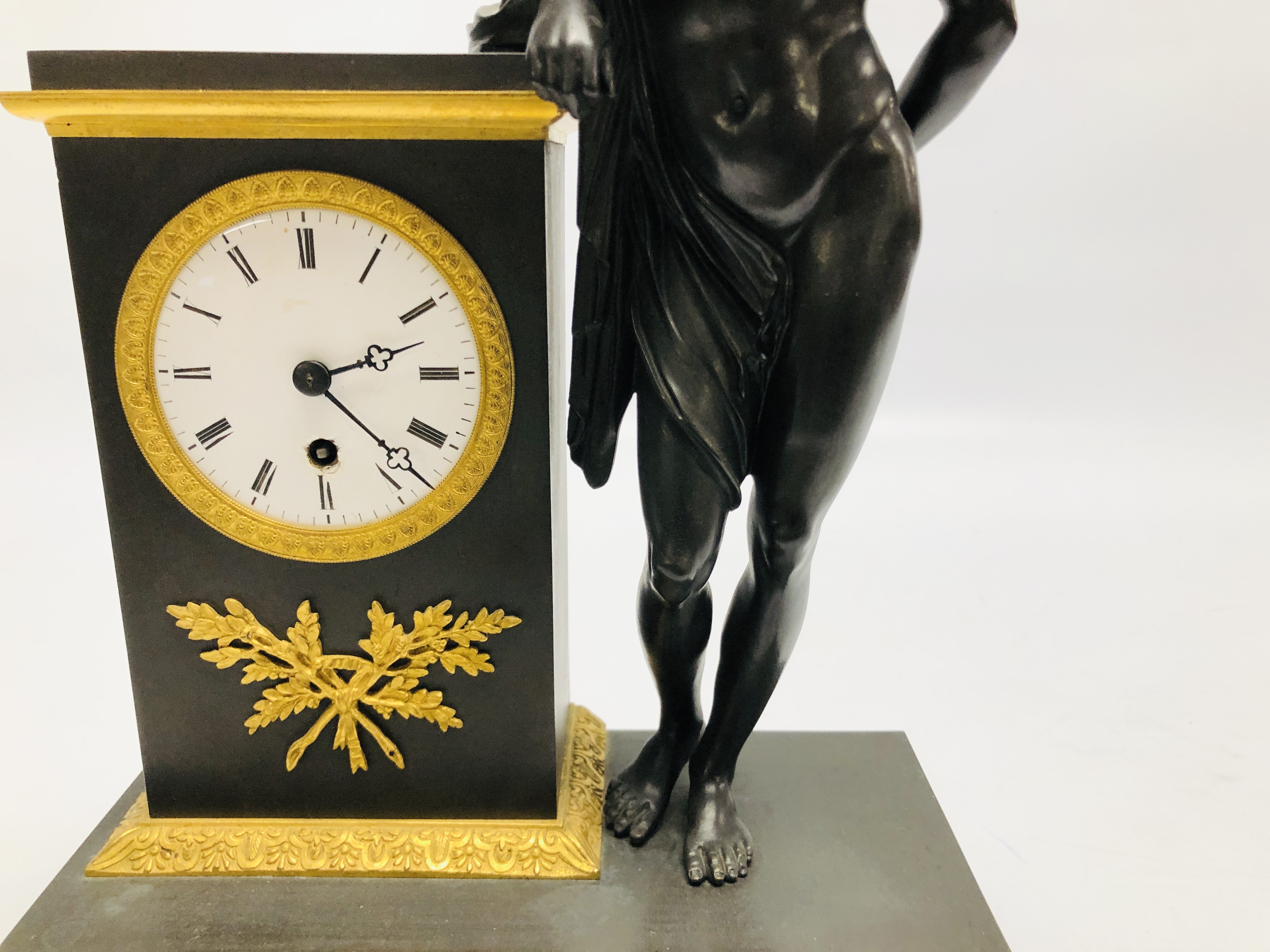 A CLASSICAL MANTEL TIMEPIECE THE CASE EMBELLISHED WITH GILT DETAIL AND FIGURE HEIGHT 37CM. - Image 6 of 9