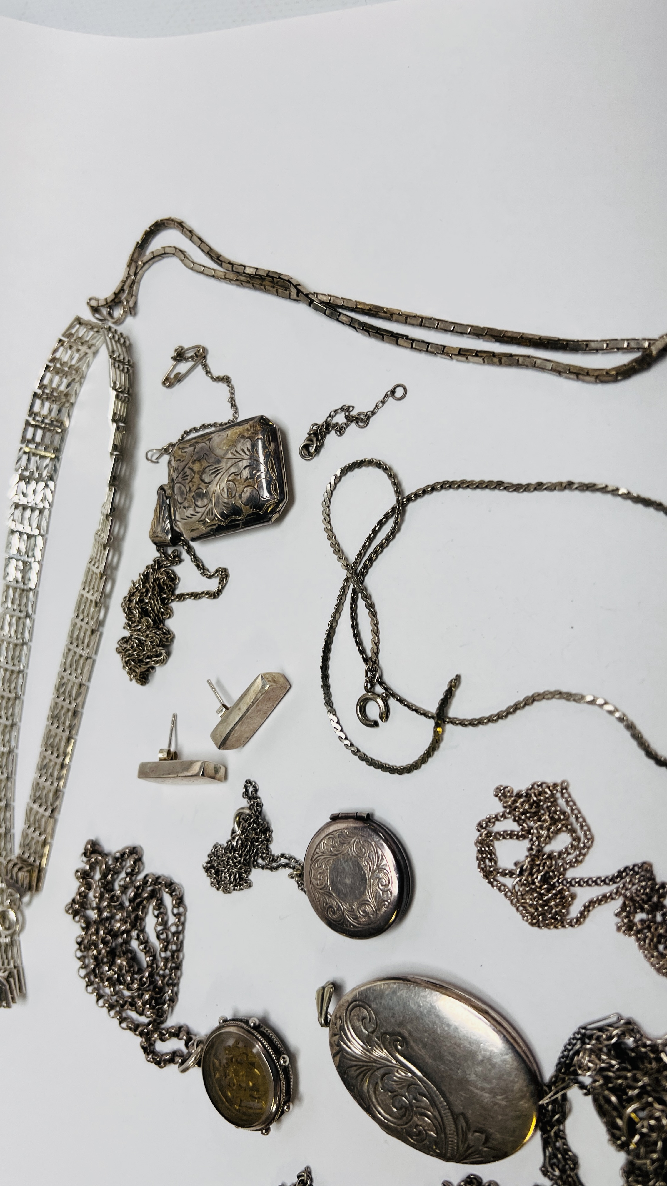 A GROUP OF FOUR SILVER PHOTO LOCKETS AND CHAINS ALONG WITH AN OVAL SILVER PHOTO LOCKET A/F AND - Image 4 of 9