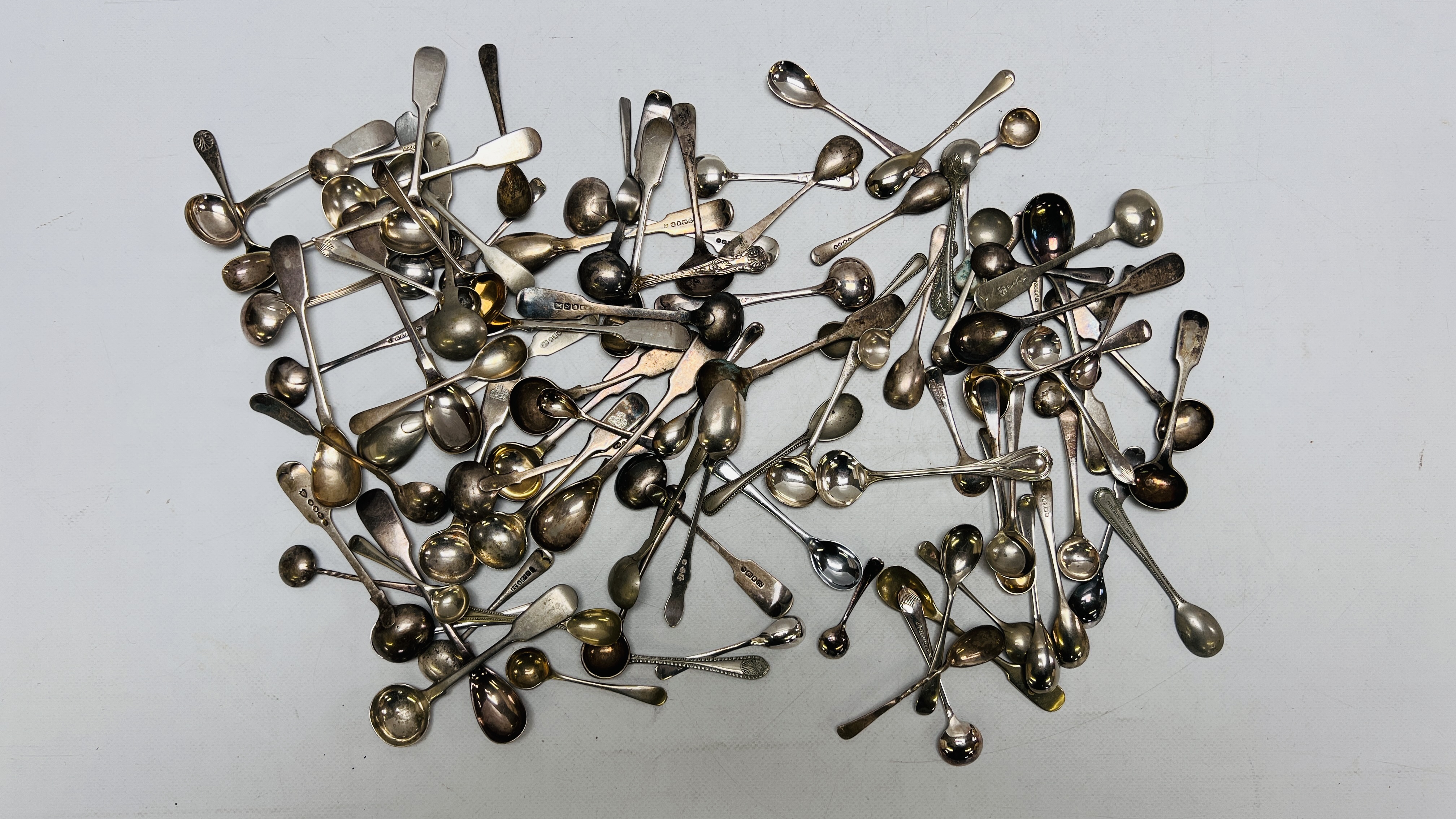AN EXTENSIVE COLLECTION OF SILVER PLATED SALT AND MUSTARD SPOONS - Image 9 of 9