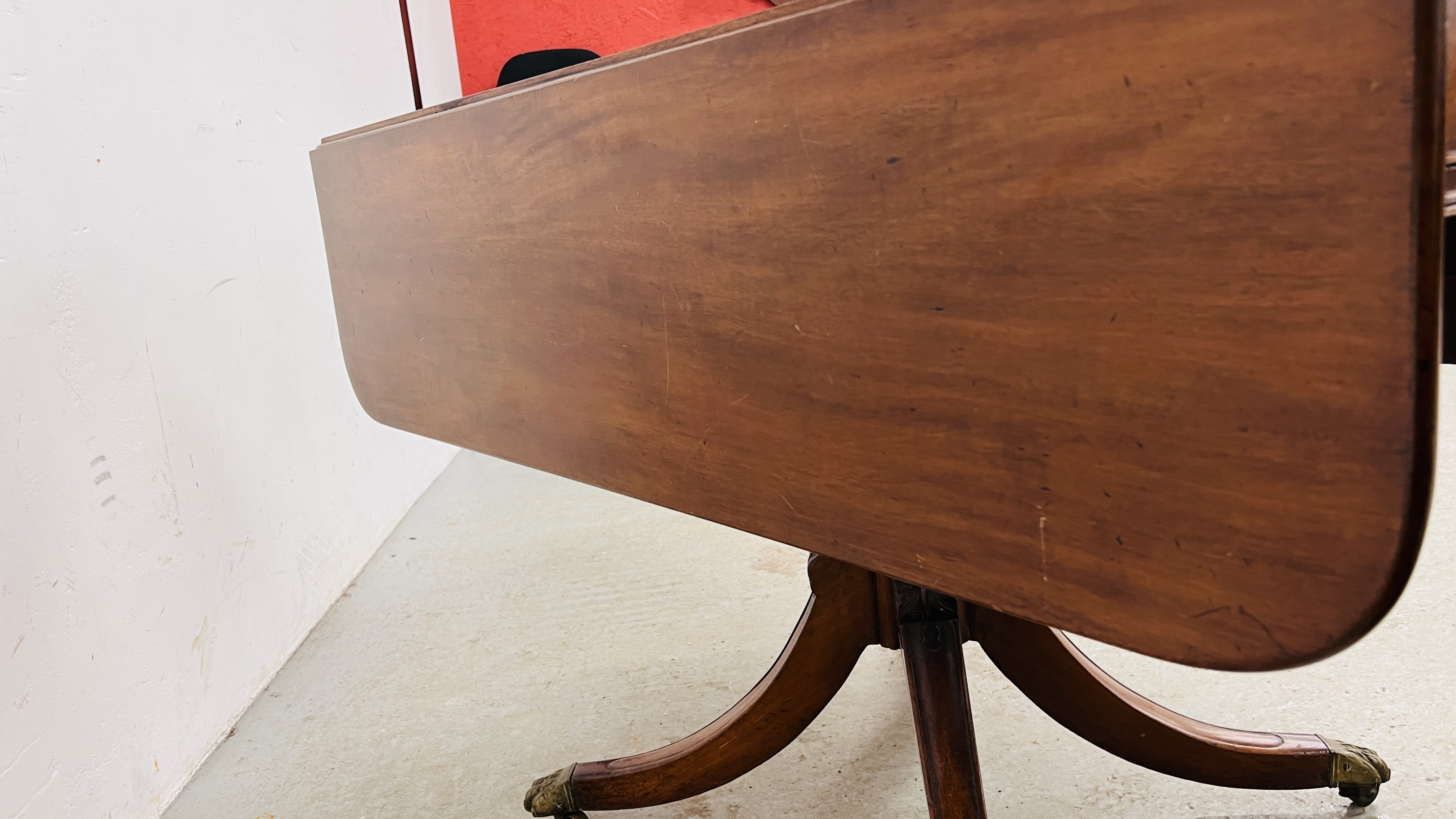 A REGENCY MAHOGANY DROP LEAF PEDESTAL TABLE, THE TWO DRAWERS ABOVE OUTSWEPT LEGS, - Image 12 of 14