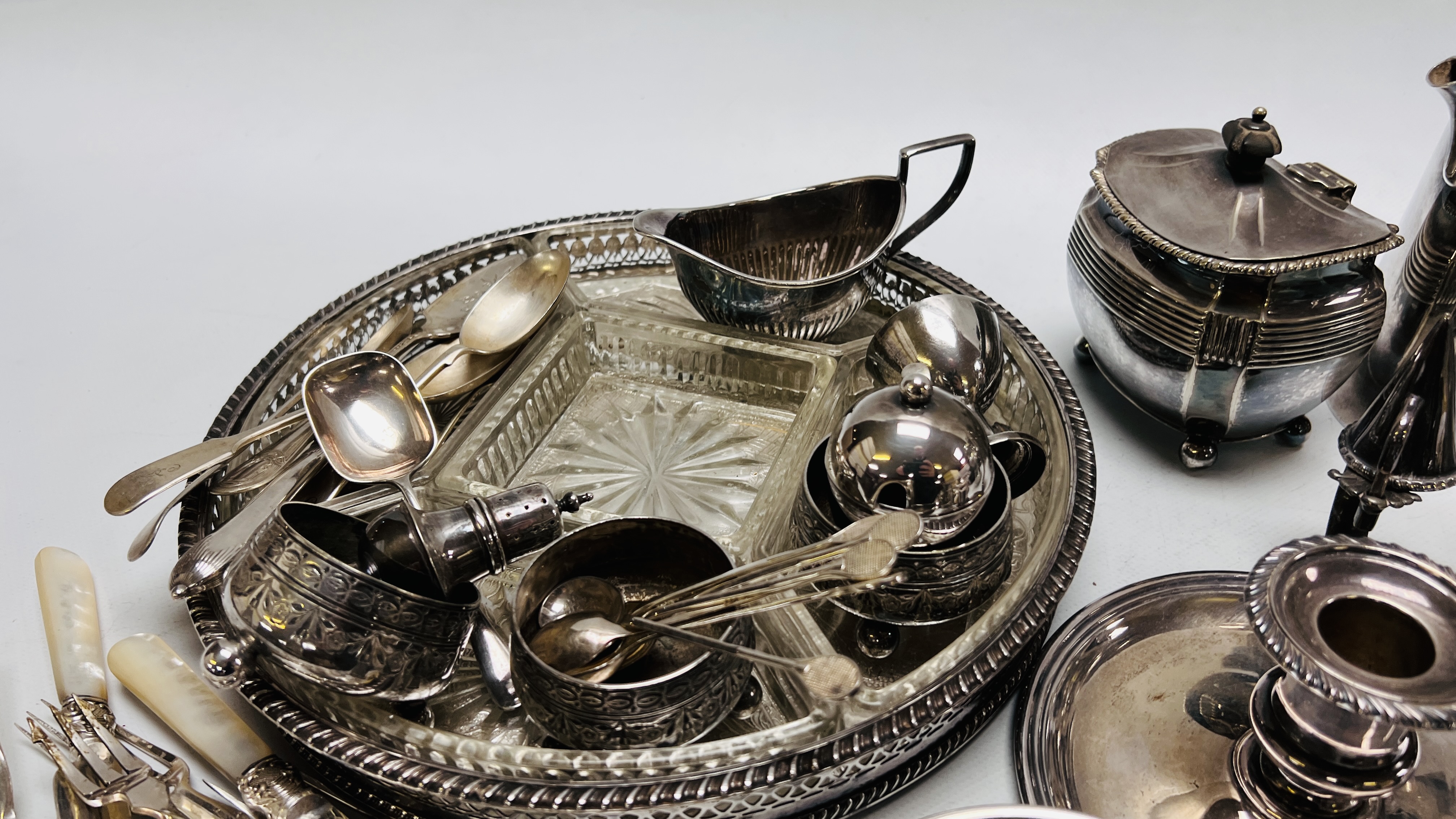 BOX OF GOOD QUALITY PLATED WARE TO INCLUDE A COFFEE POT AND CADDY, PAIR OF CHAMBER STICKS, SALTS, - Image 4 of 10