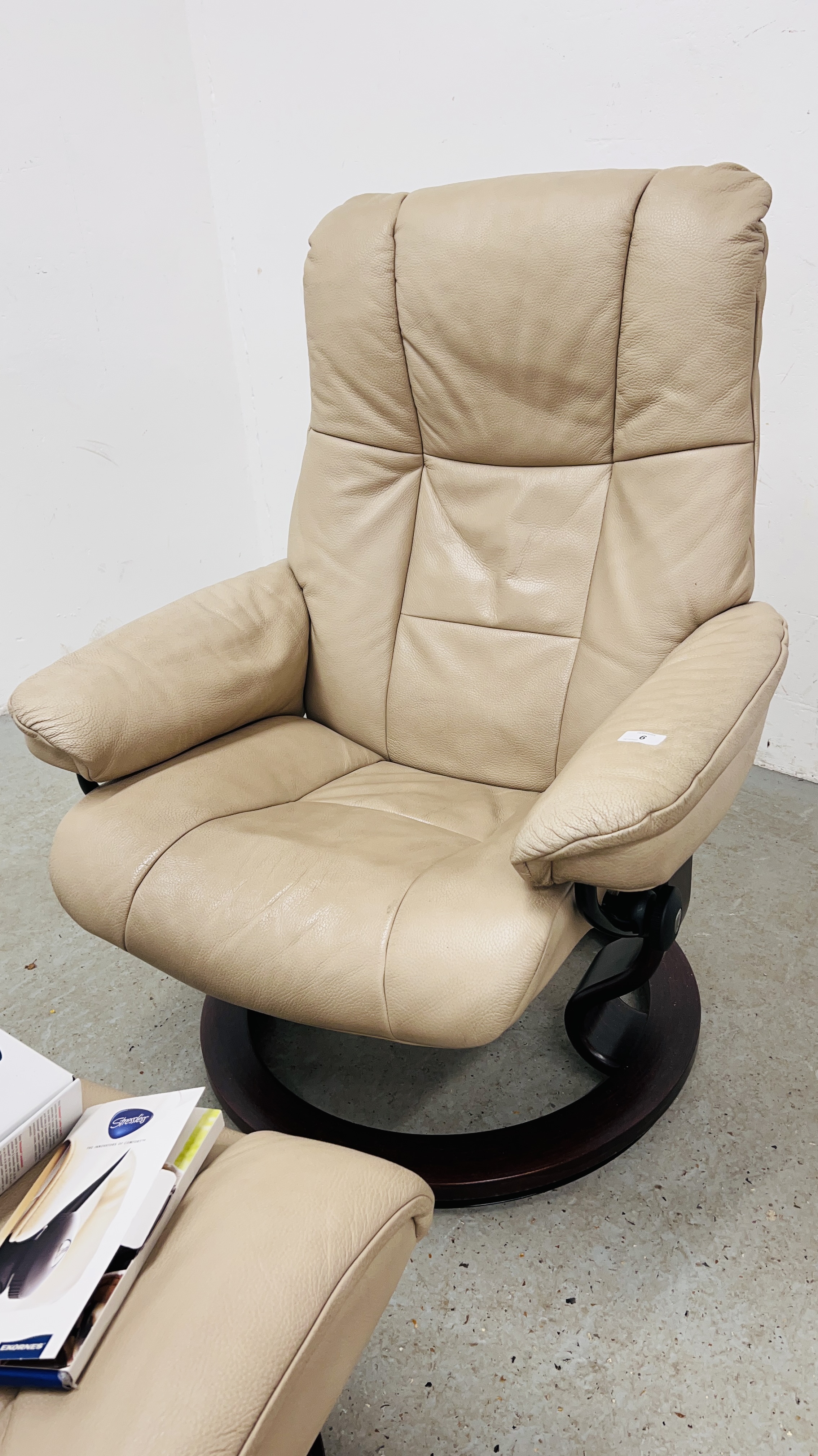 A GOOD QUALITY STRESSLESS CREAM LEATHER RELAXER CHAIR WITH MATCHING FOOTSTOOL. - Image 2 of 11