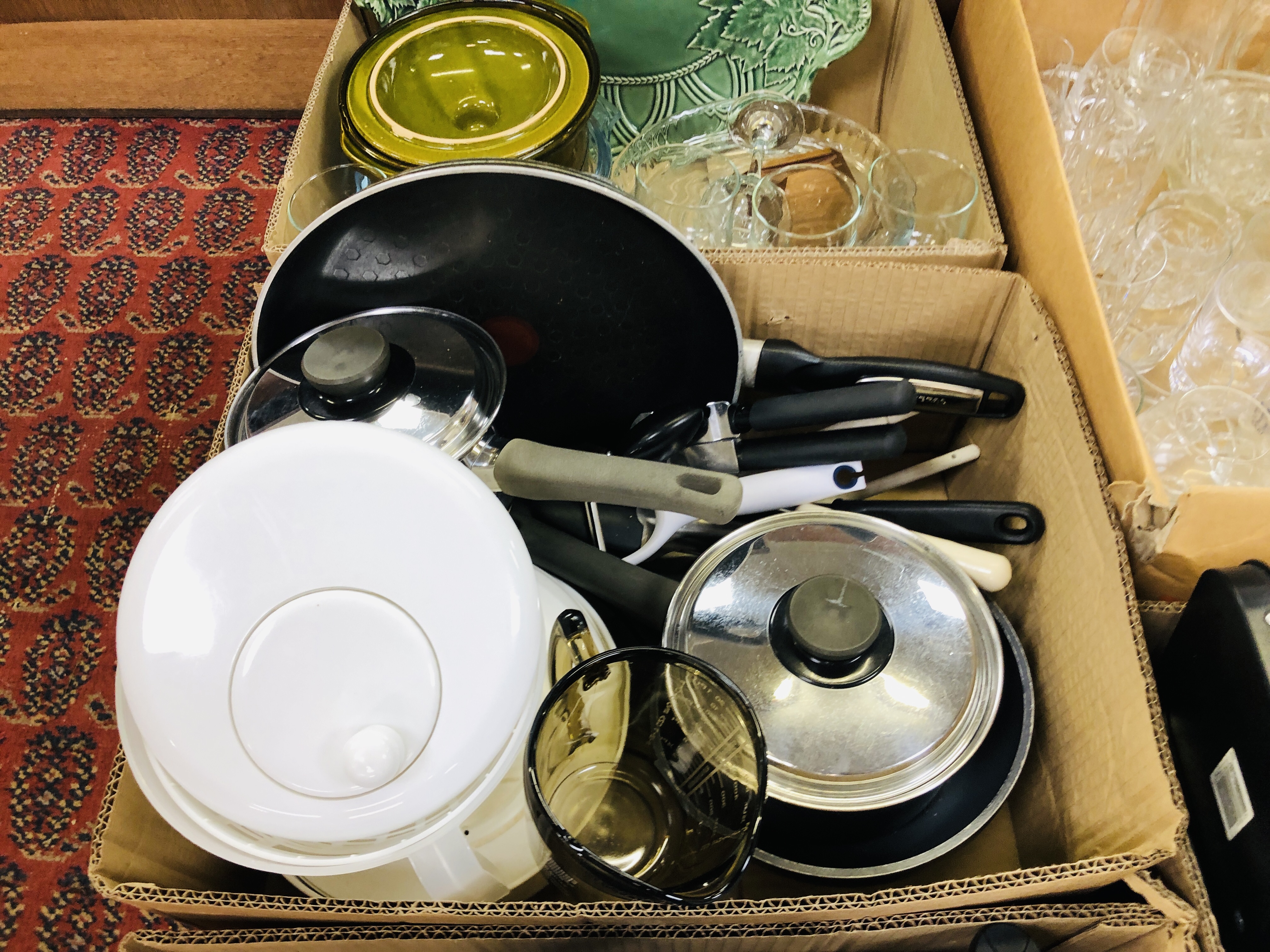NINE BOXES OF ASSORTED HOUSEHOLD SUNDRIES TO INCLUDE GLASS AND DINNER WARE, KITCHEN ELECTRICALS, - Image 9 of 20