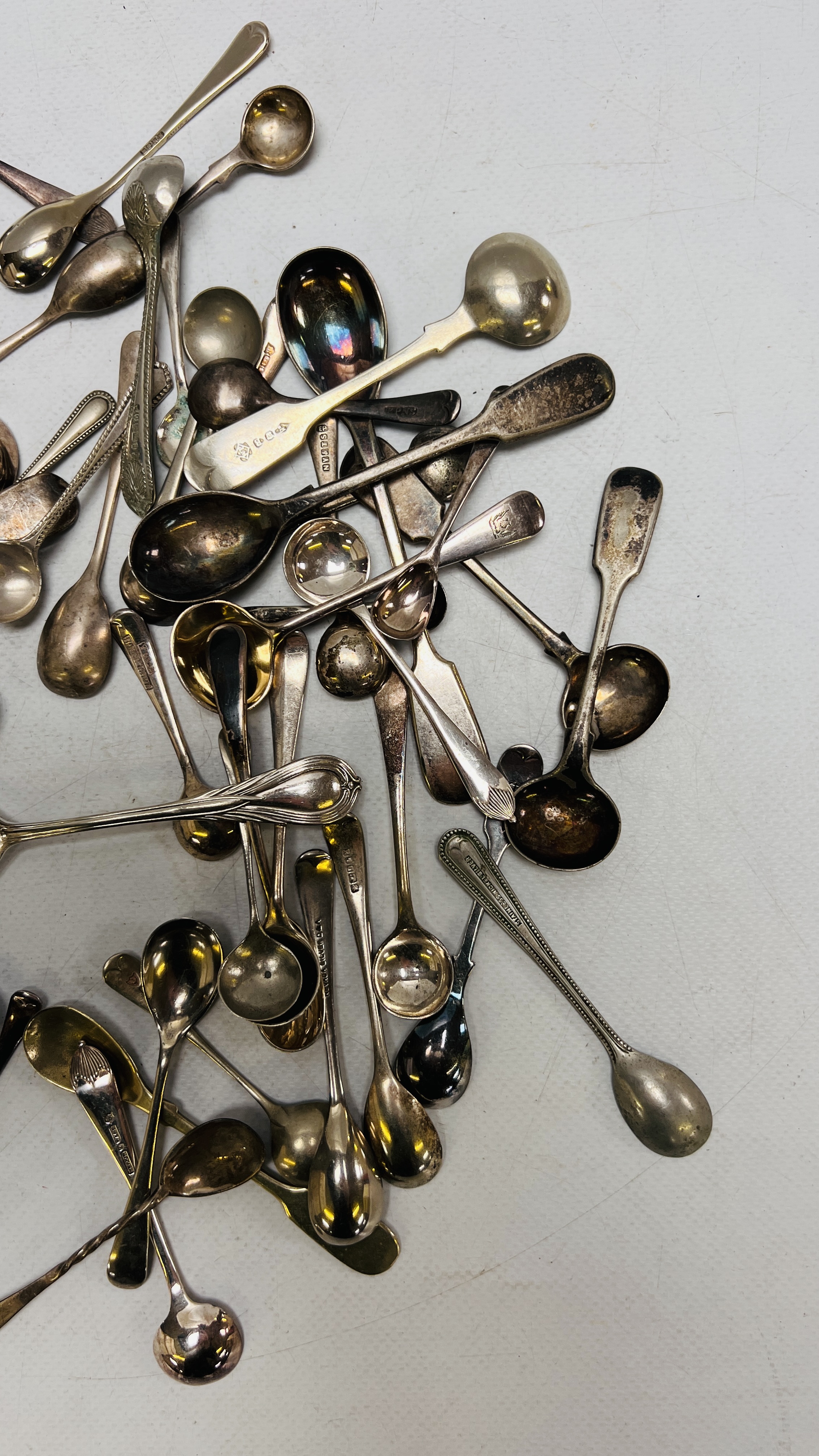 AN EXTENSIVE COLLECTION OF SILVER PLATED SALT AND MUSTARD SPOONS - Image 2 of 9