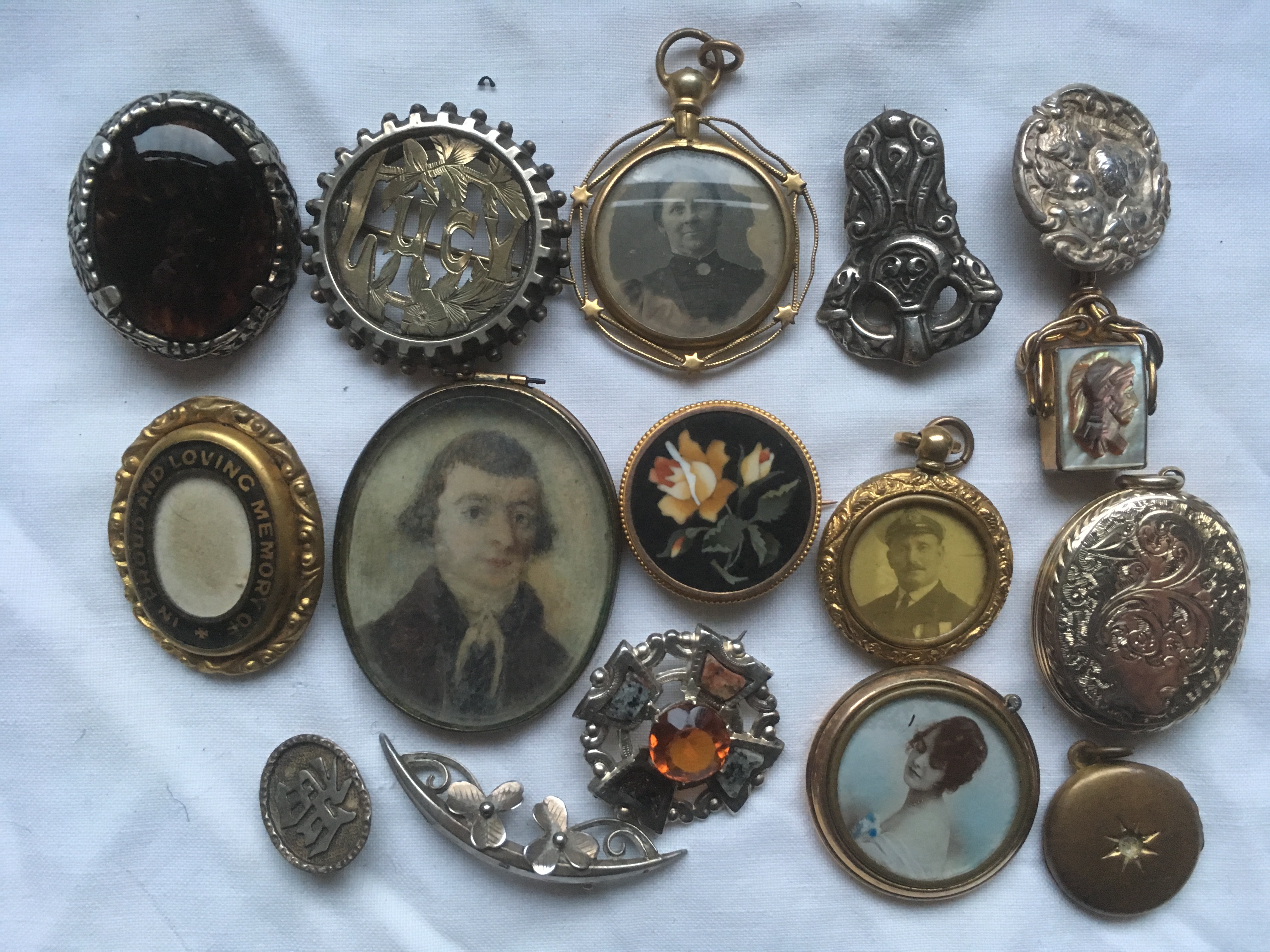 SMALL COLLECTION LOCKETS, BROOCHES ETC INCLUDING SILVER (APPROX 15 ITEMS).