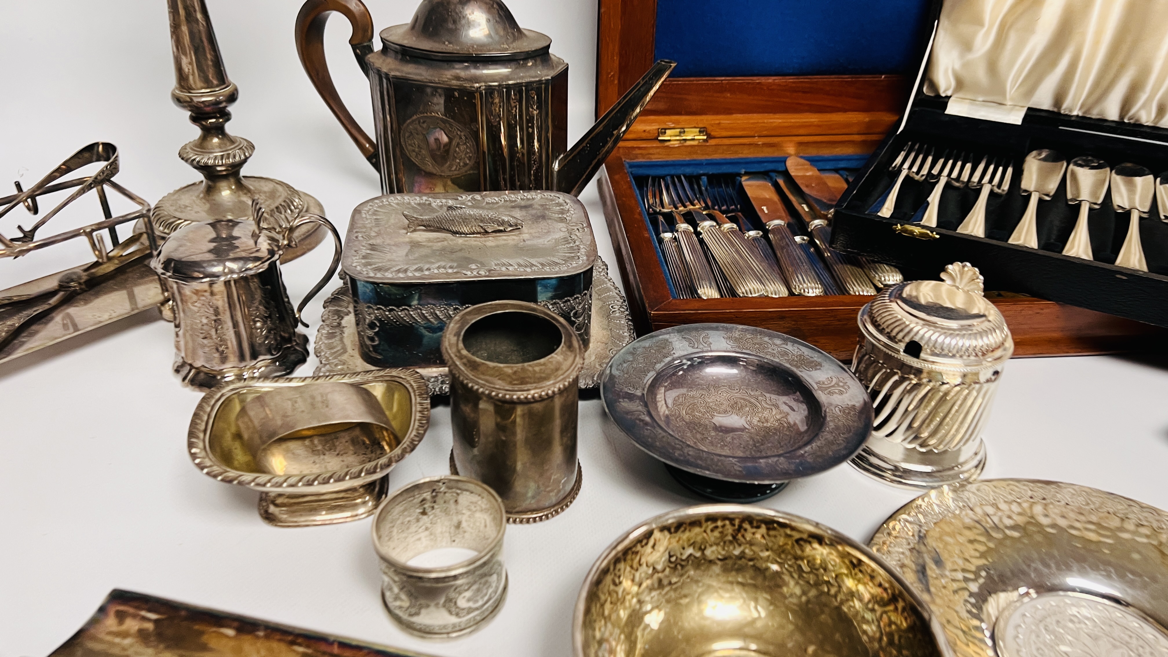 BOX OF SILVER PLATED WARE TO INCLUDE A BUTTER DISH AND COVER, FISH SERVERS, MUSTARD POTS, - Image 3 of 8