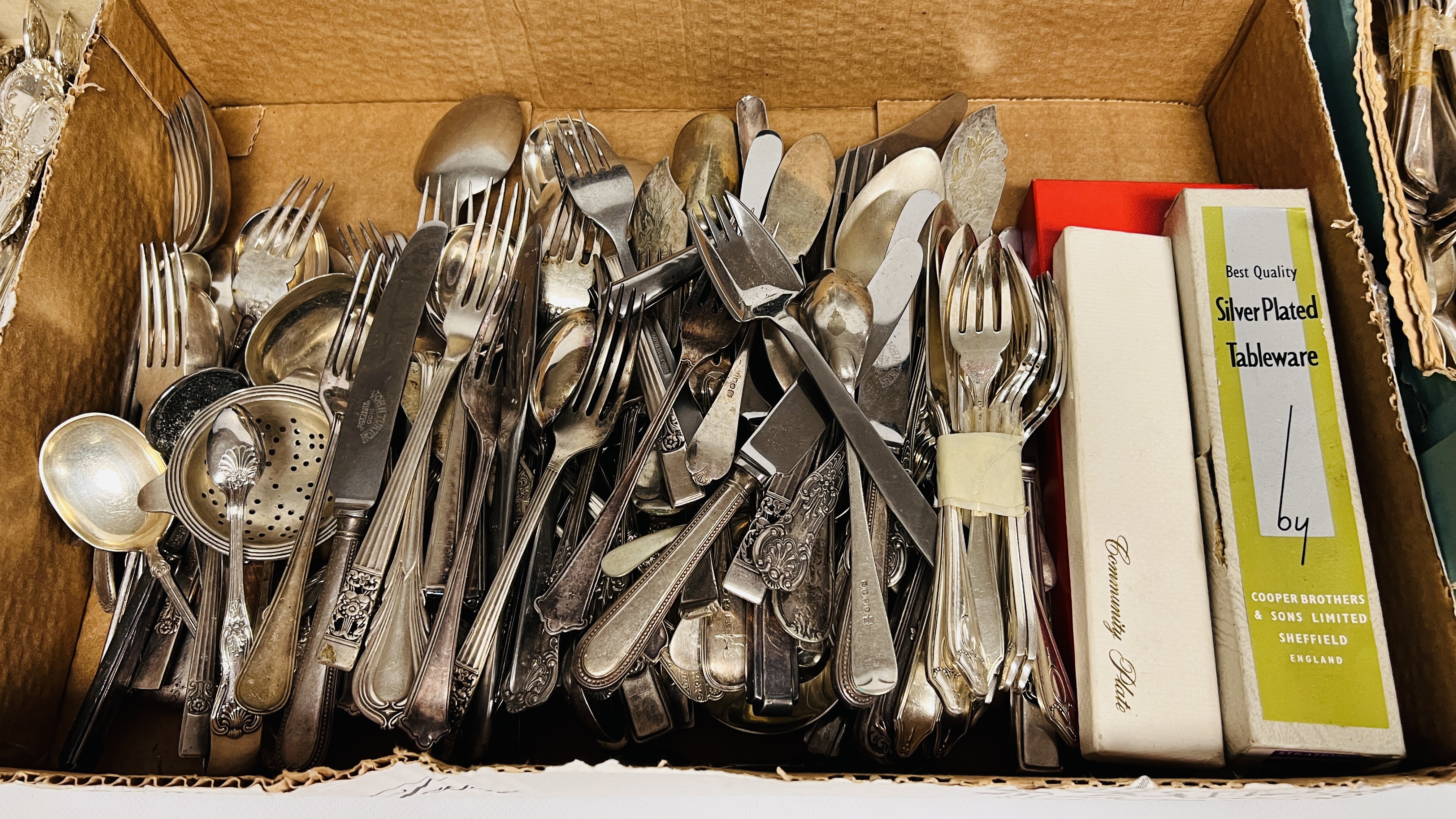 AN EXTENSIVE COLLECTION OF ASSORTED LOOSE SILVER PLATED CUTLERY IN 6 BOXES - Image 2 of 7