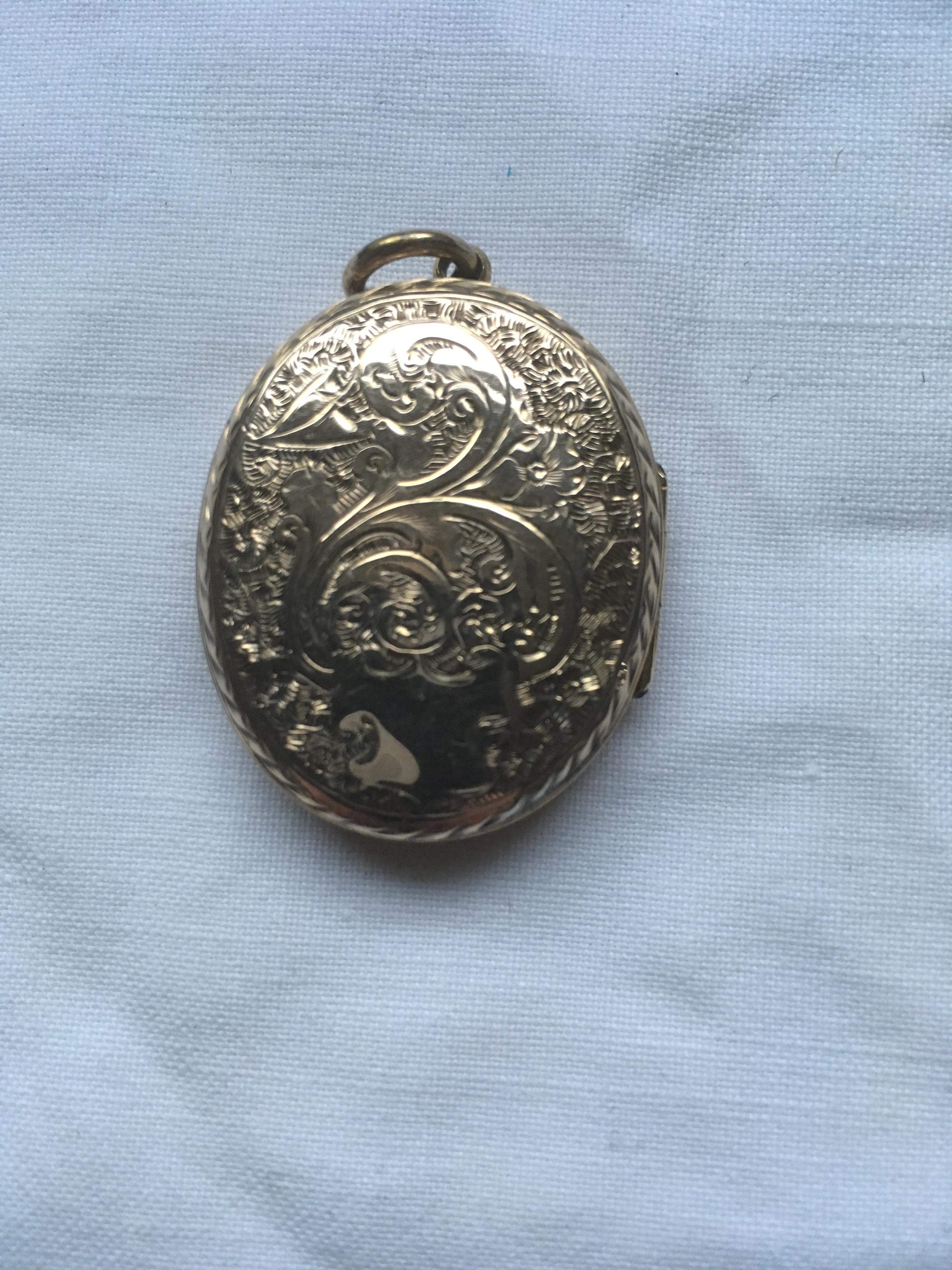 SMALL COLLECTION LOCKETS, BROOCHES ETC INCLUDING SILVER (APPROX 15 ITEMS). - Image 2 of 5