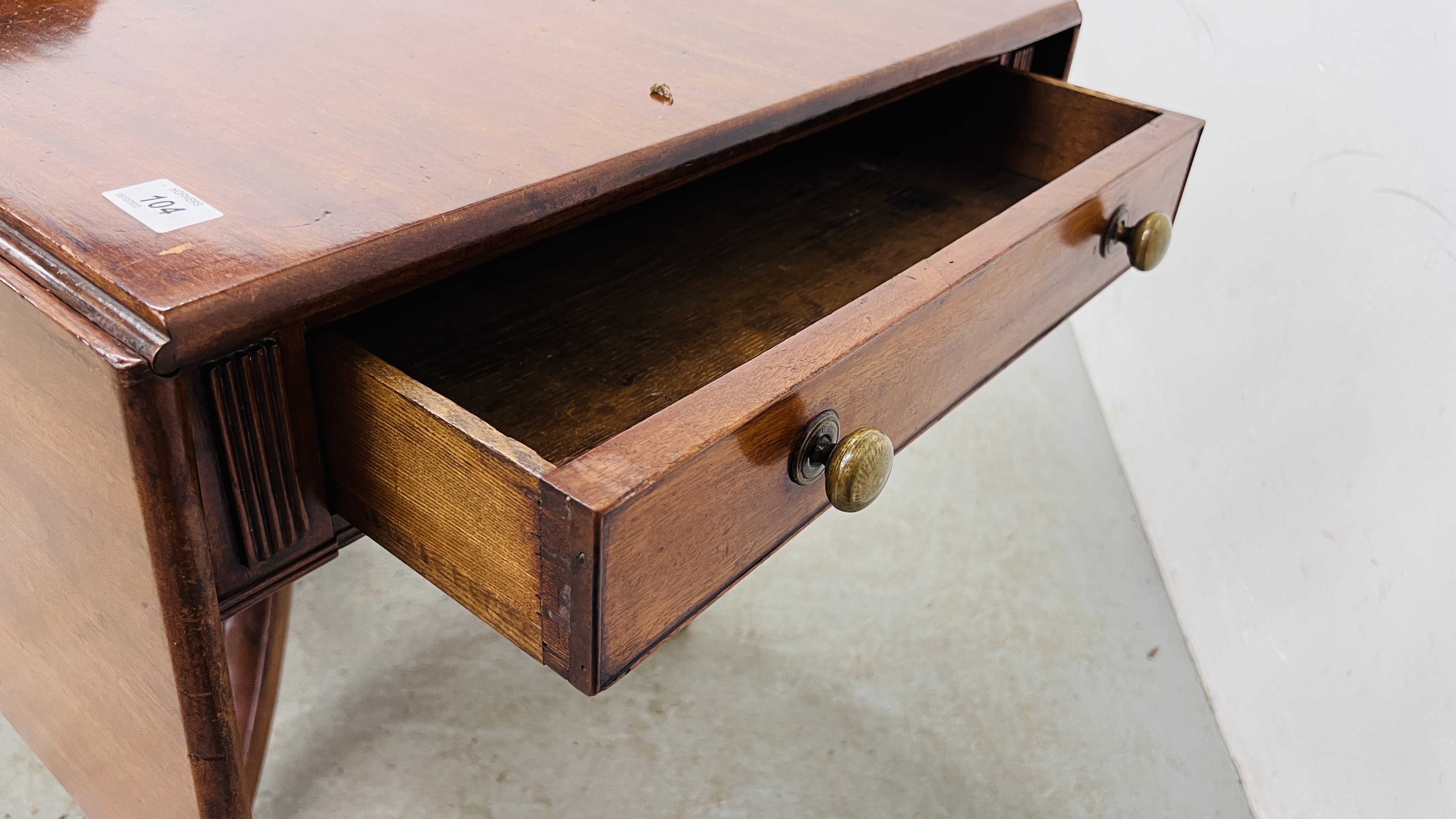 A REGENCY MAHOGANY DROP LEAF PEDESTAL TABLE, THE TWO DRAWERS ABOVE OUTSWEPT LEGS, - Image 14 of 14