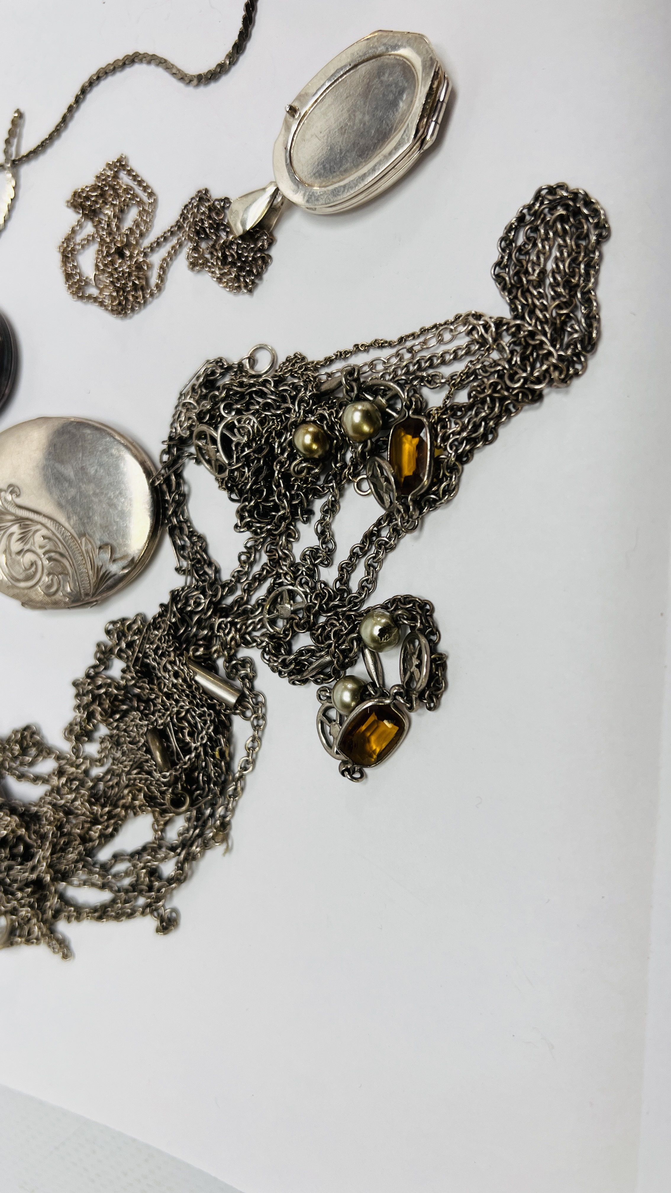 A GROUP OF FOUR SILVER PHOTO LOCKETS AND CHAINS ALONG WITH AN OVAL SILVER PHOTO LOCKET A/F AND - Image 2 of 9