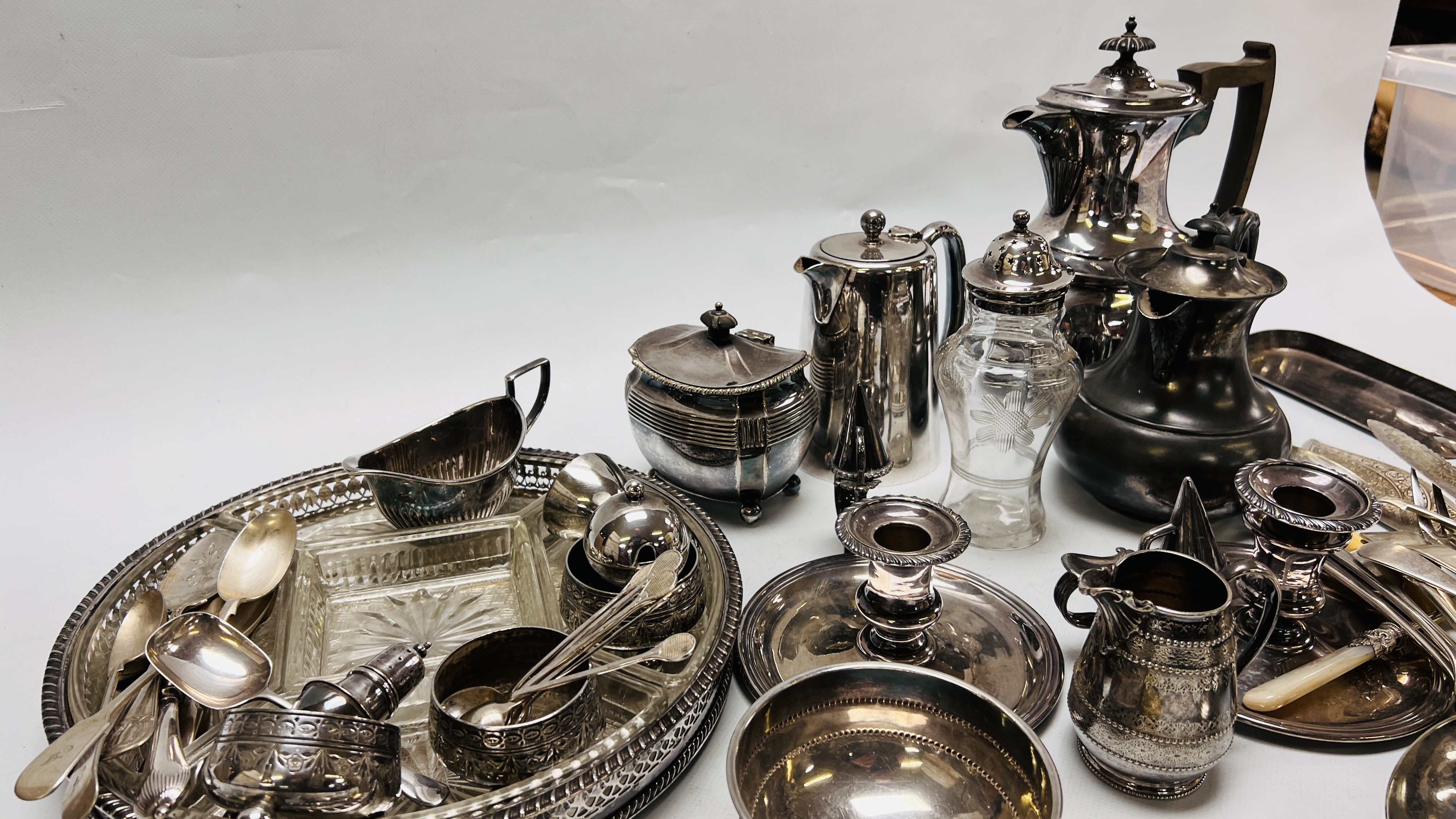 BOX OF GOOD QUALITY PLATED WARE TO INCLUDE A COFFEE POT AND CADDY, PAIR OF CHAMBER STICKS, SALTS, - Image 9 of 10