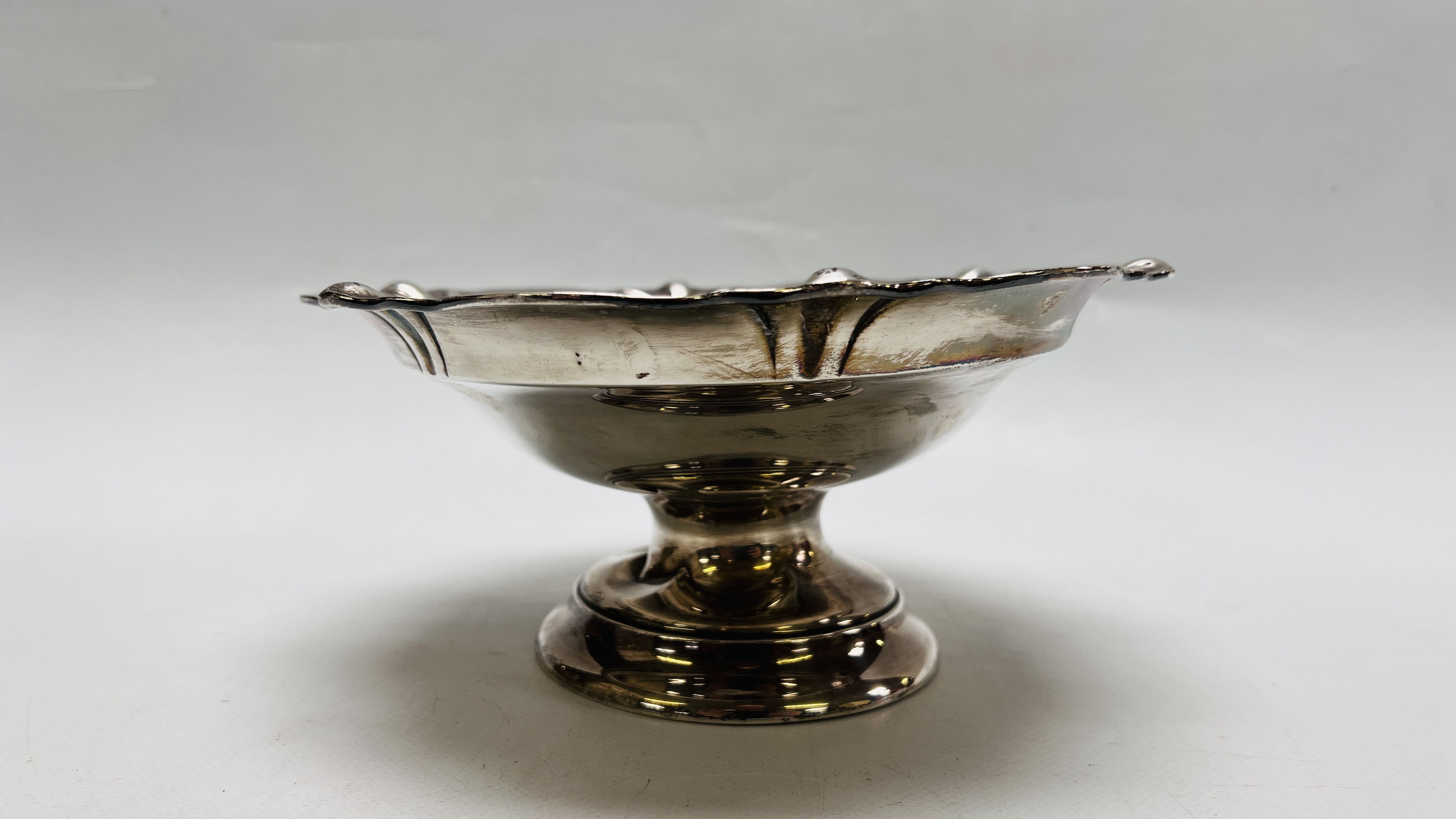 A SILVER FOOTED BOWL, BIRMINGHAM 1923 (REQUIRES ATTENTION TO BASE) DIA 23CM. HEIGHT 10.5CM. - Image 9 of 9