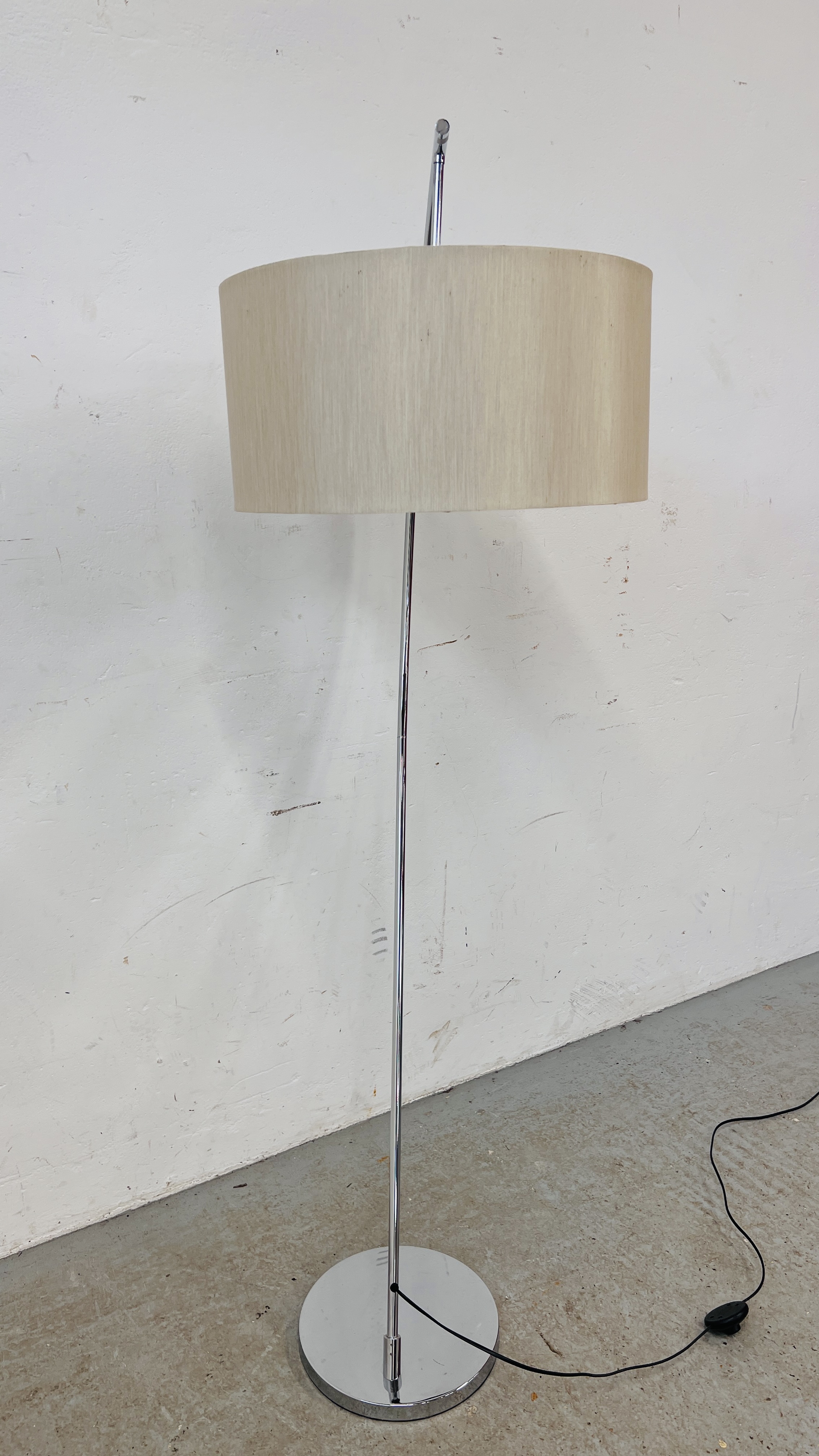 A MODERN DESIGNER CHROMIUM FLOOR STANDING LAMP WITH SATIN SHADE - SOLD AS SEEN - Image 6 of 6