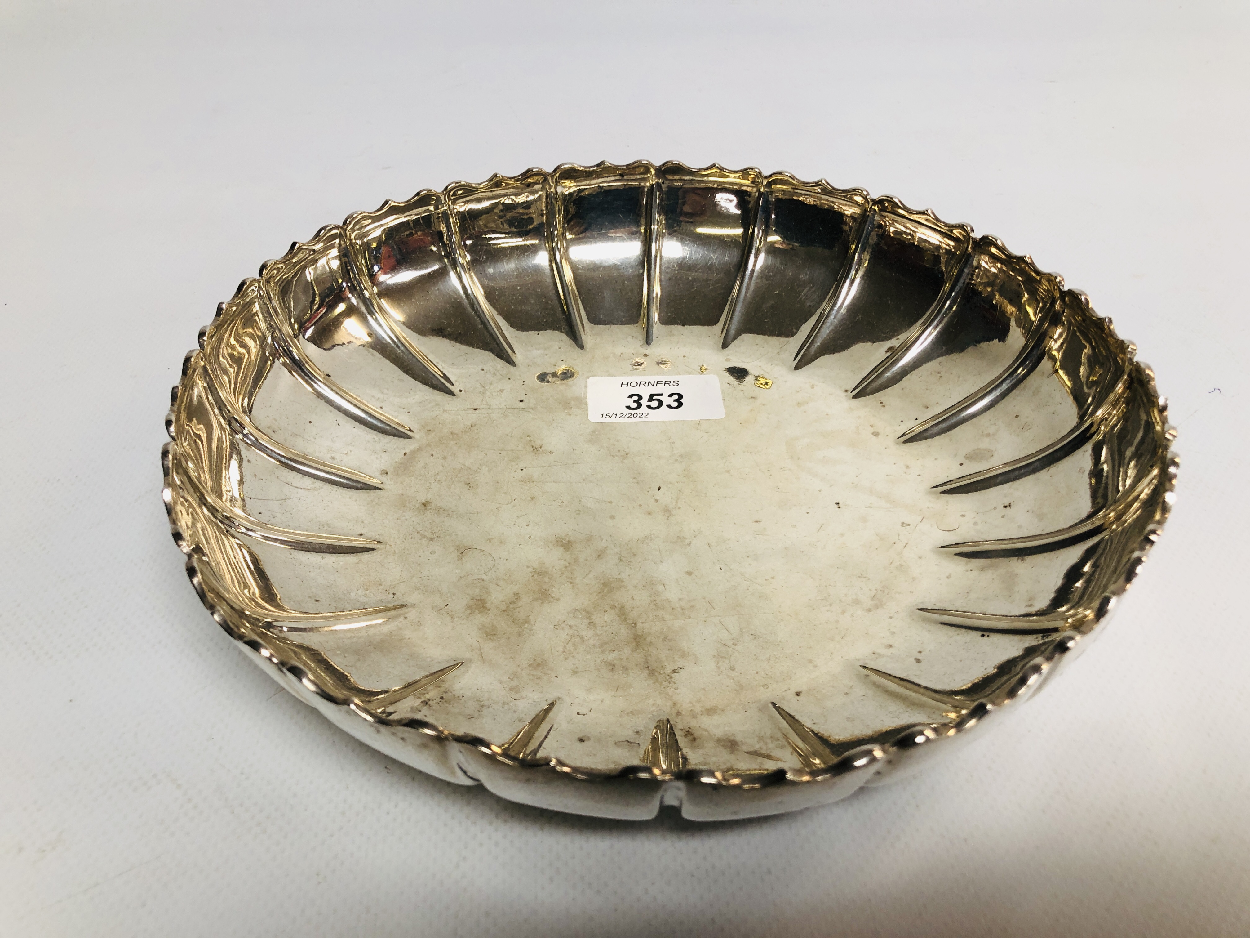 SILVER CIRCULAR DISH WITH FRILLED EDGE THE INTERIOR REEDED, LONDON 1900, D 21.5CM. - Image 2 of 8