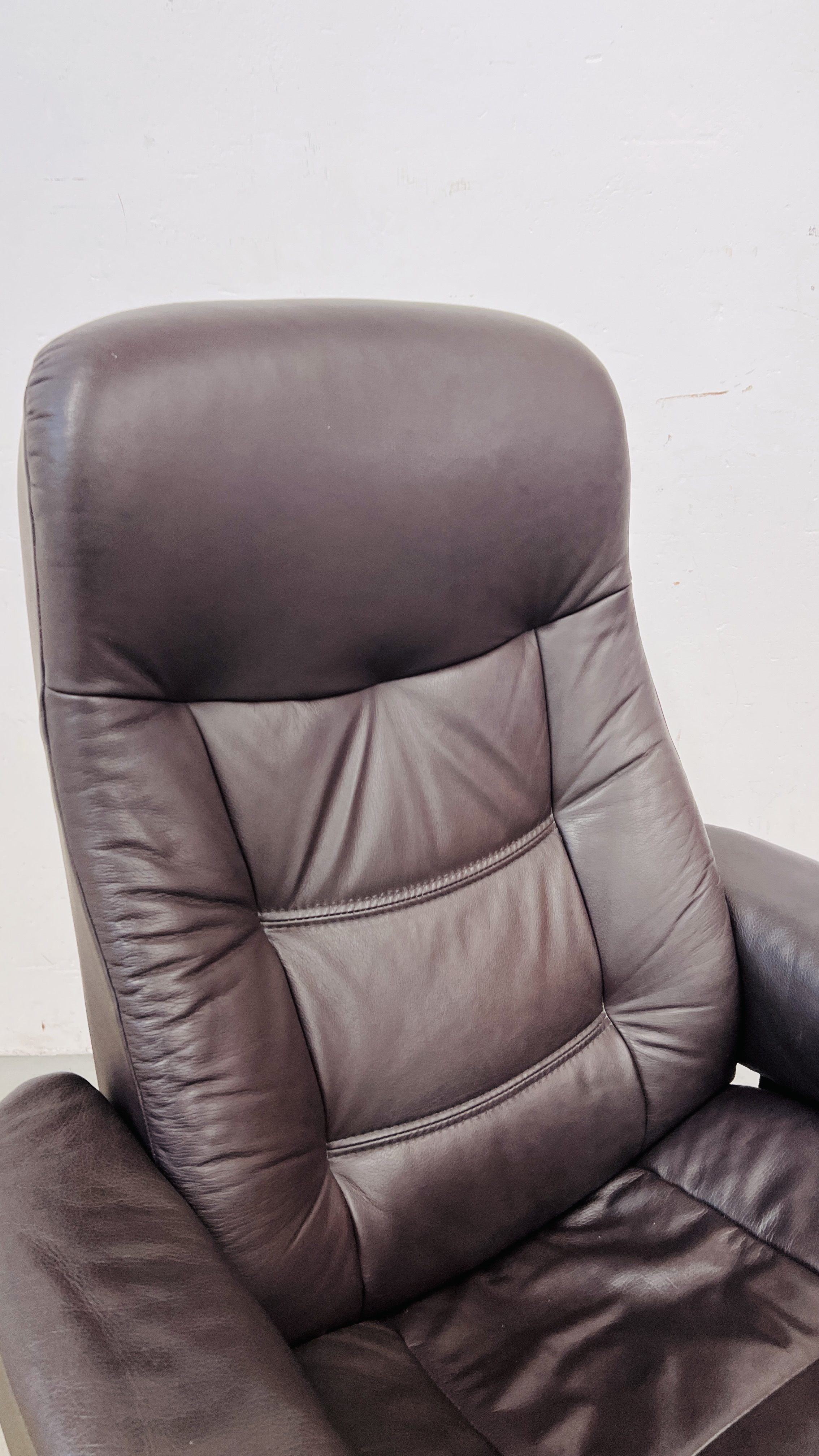 A BROWN LEATHER RELAXER CHAIR - Image 2 of 9