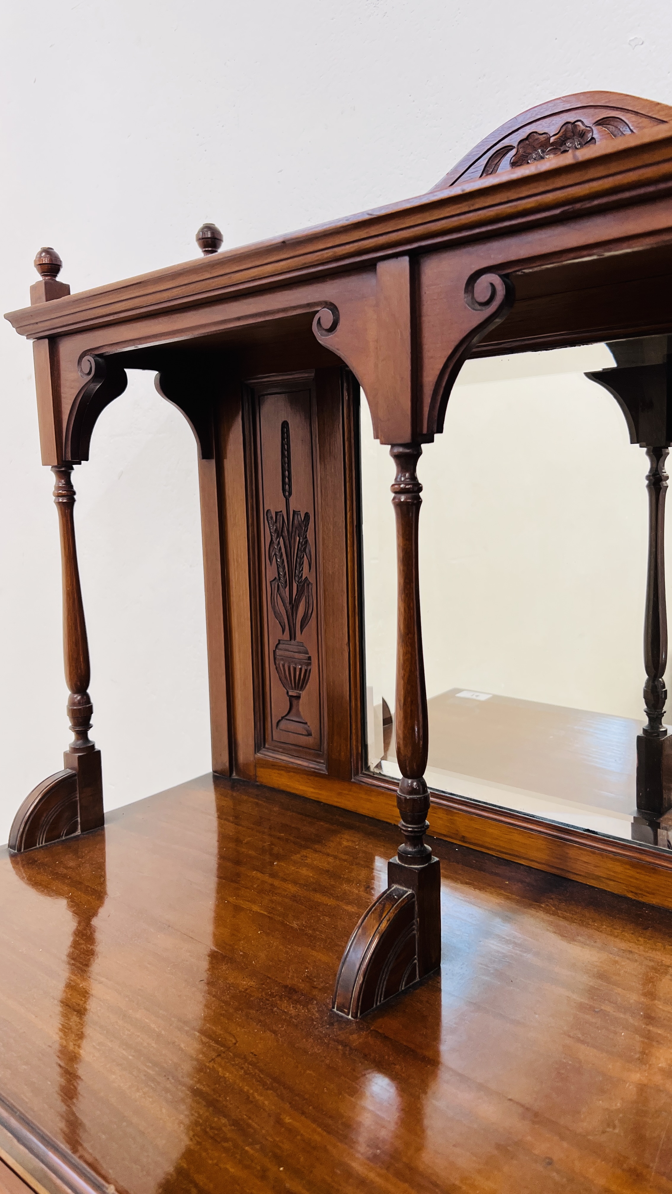 AN EDWARDIAN RED WALNUT MIRROR BACK CABINET, - Image 5 of 16