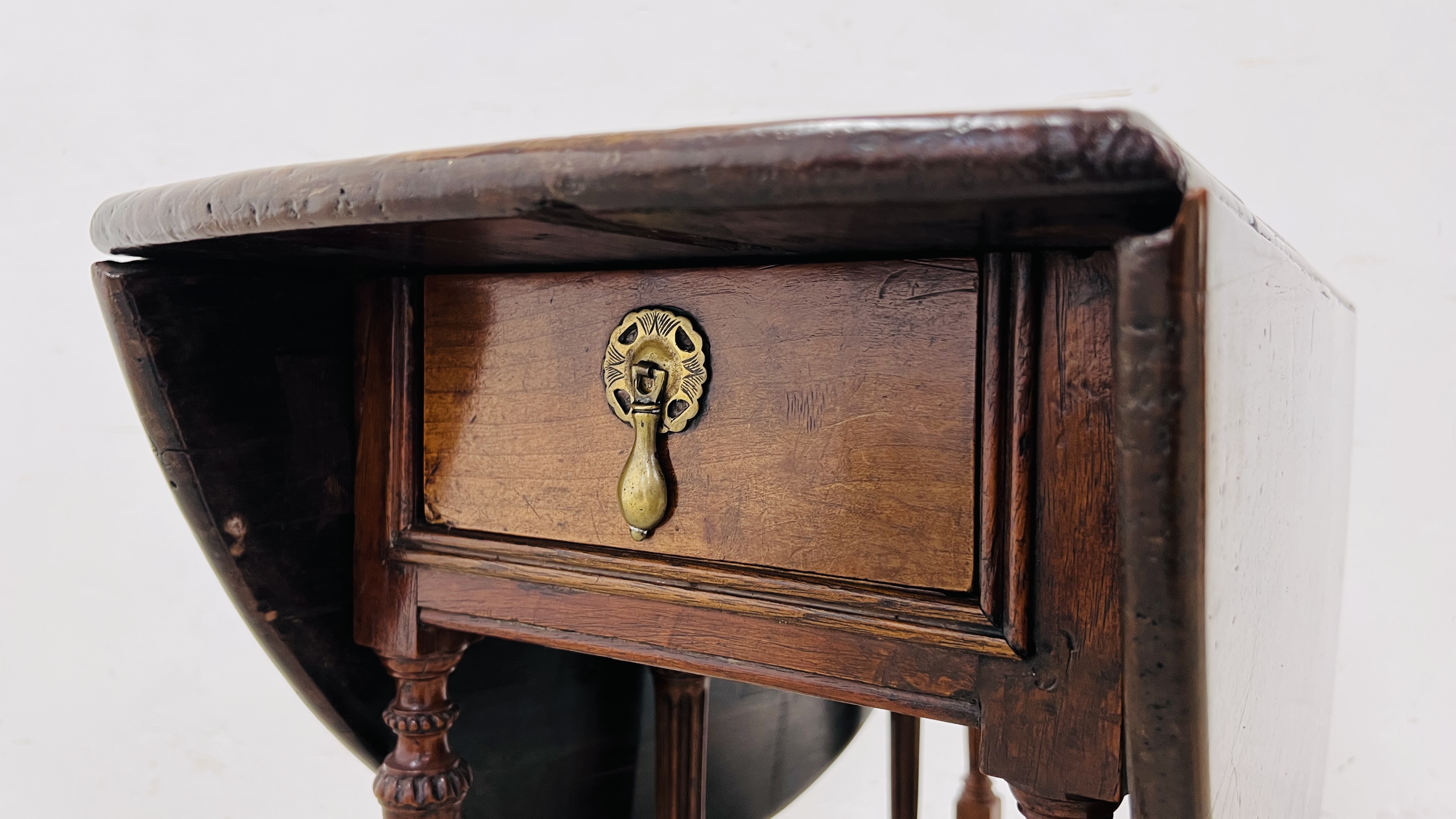 A MAHOGANY GATELEG TABLE, C18TH. AND LATER, EXTENDED 100CM. - Image 4 of 18