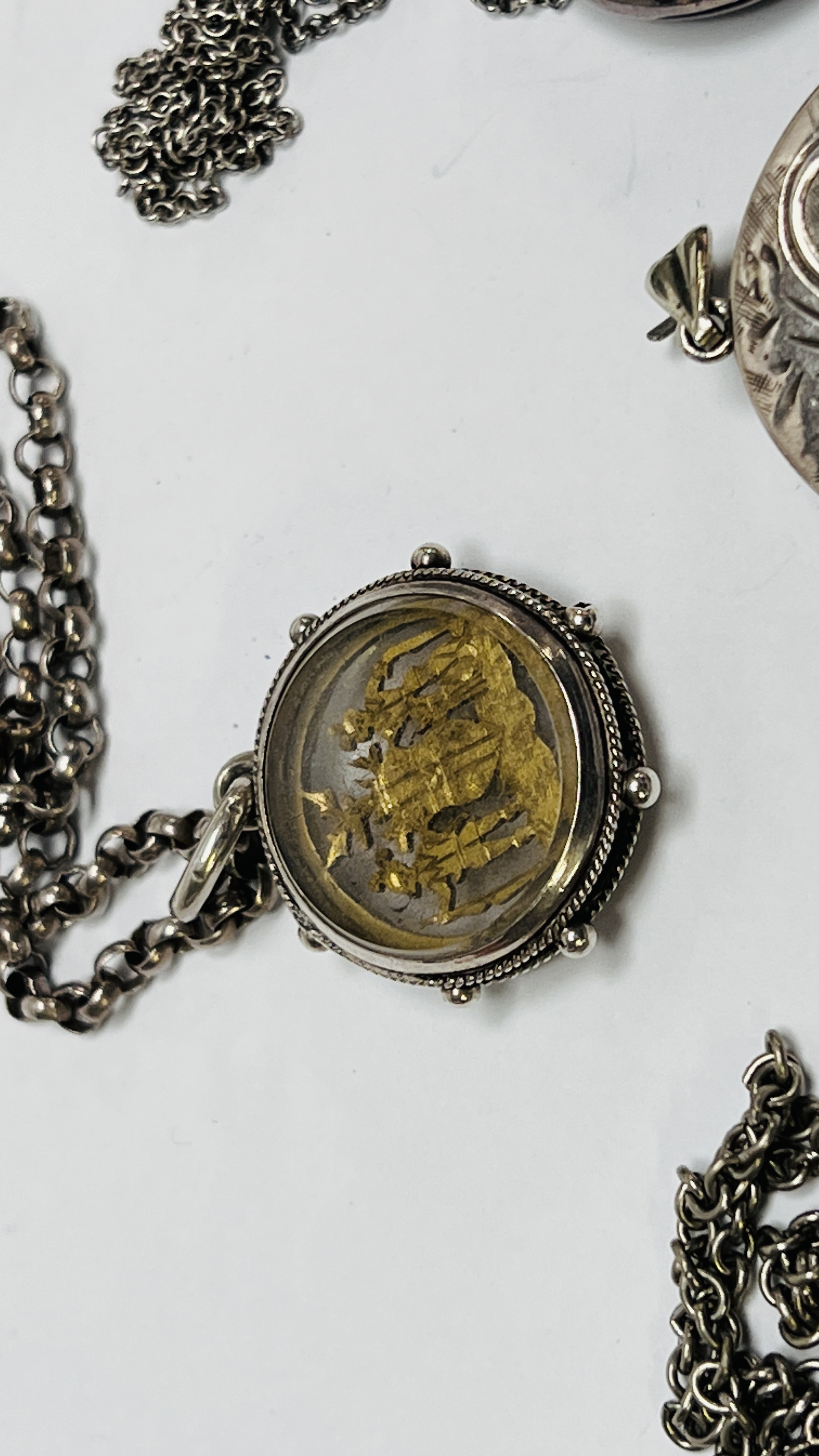 A GROUP OF FOUR SILVER PHOTO LOCKETS AND CHAINS ALONG WITH AN OVAL SILVER PHOTO LOCKET A/F AND - Image 7 of 9