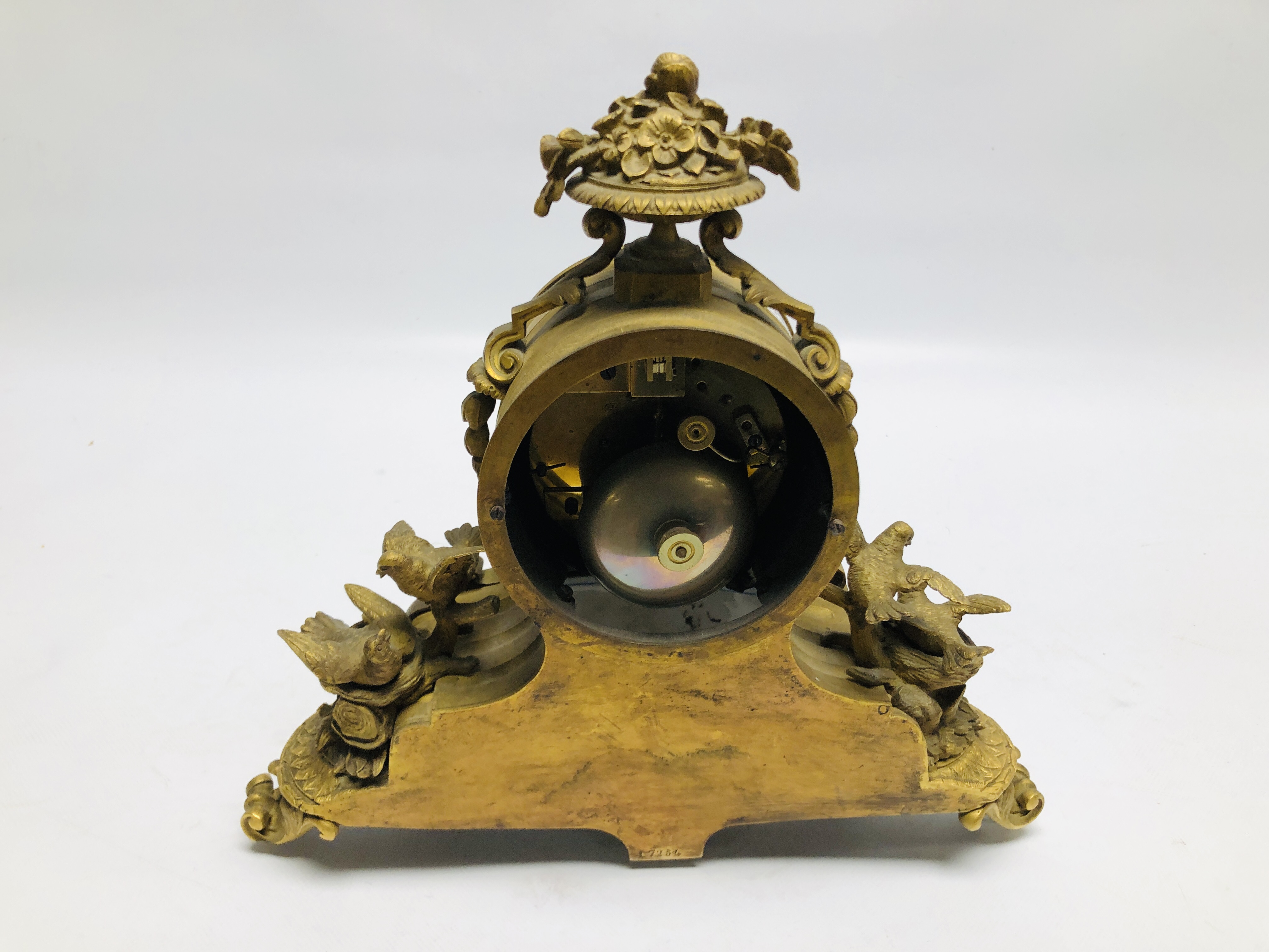 AN ORNATE BRASS MANTEL CLOCK WITH ENAMELLED CHERUB DETAILED PANEL AND NESTING BIRDS STANDING ON A - Image 12 of 15