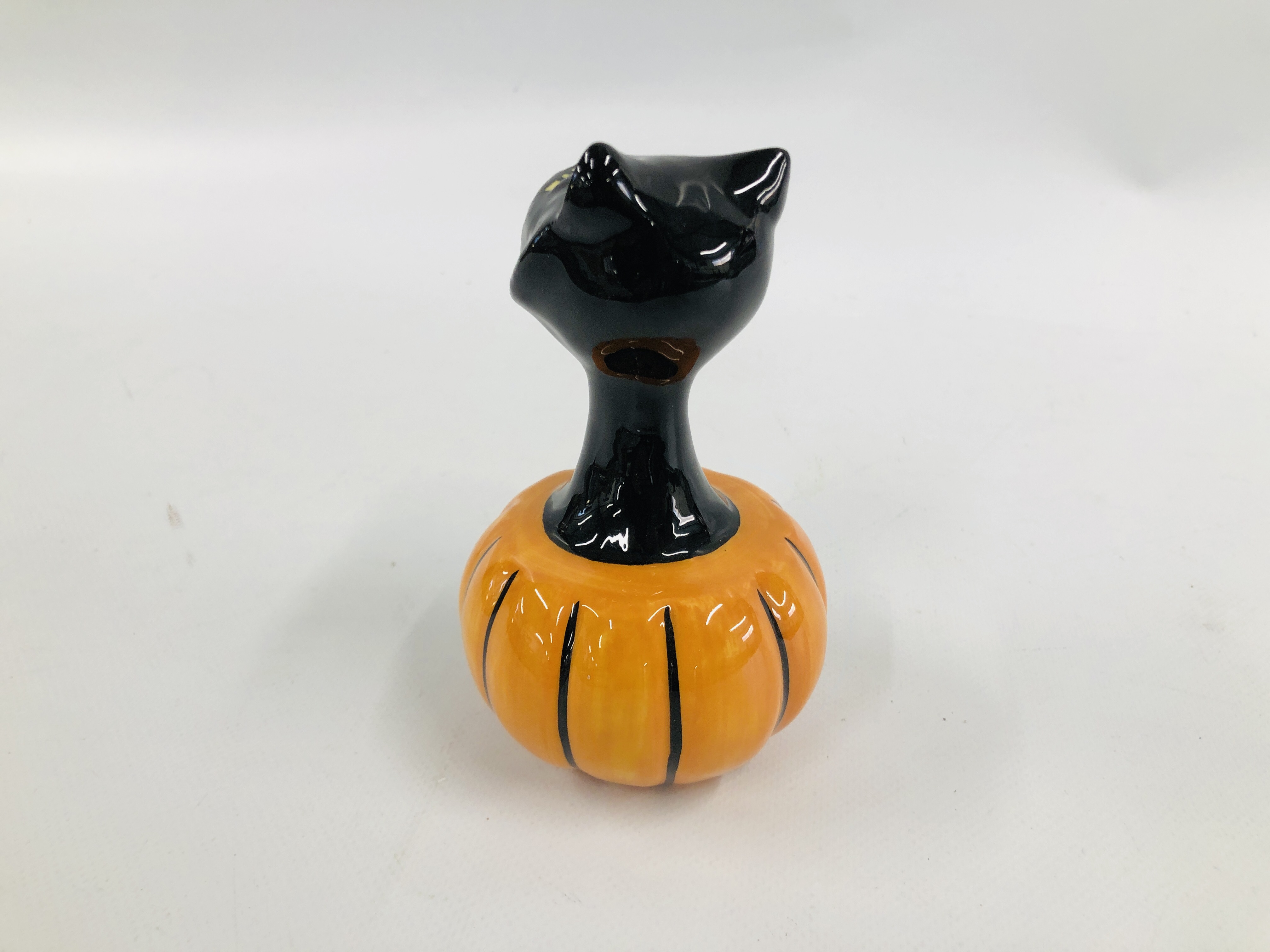 LORNA BAILEY HALLOWEEN LIMITED EDITION 70/85 CAT IN A PUMPKIN BEARING SIGNATURE HEIGHT 14CM. - Image 3 of 4