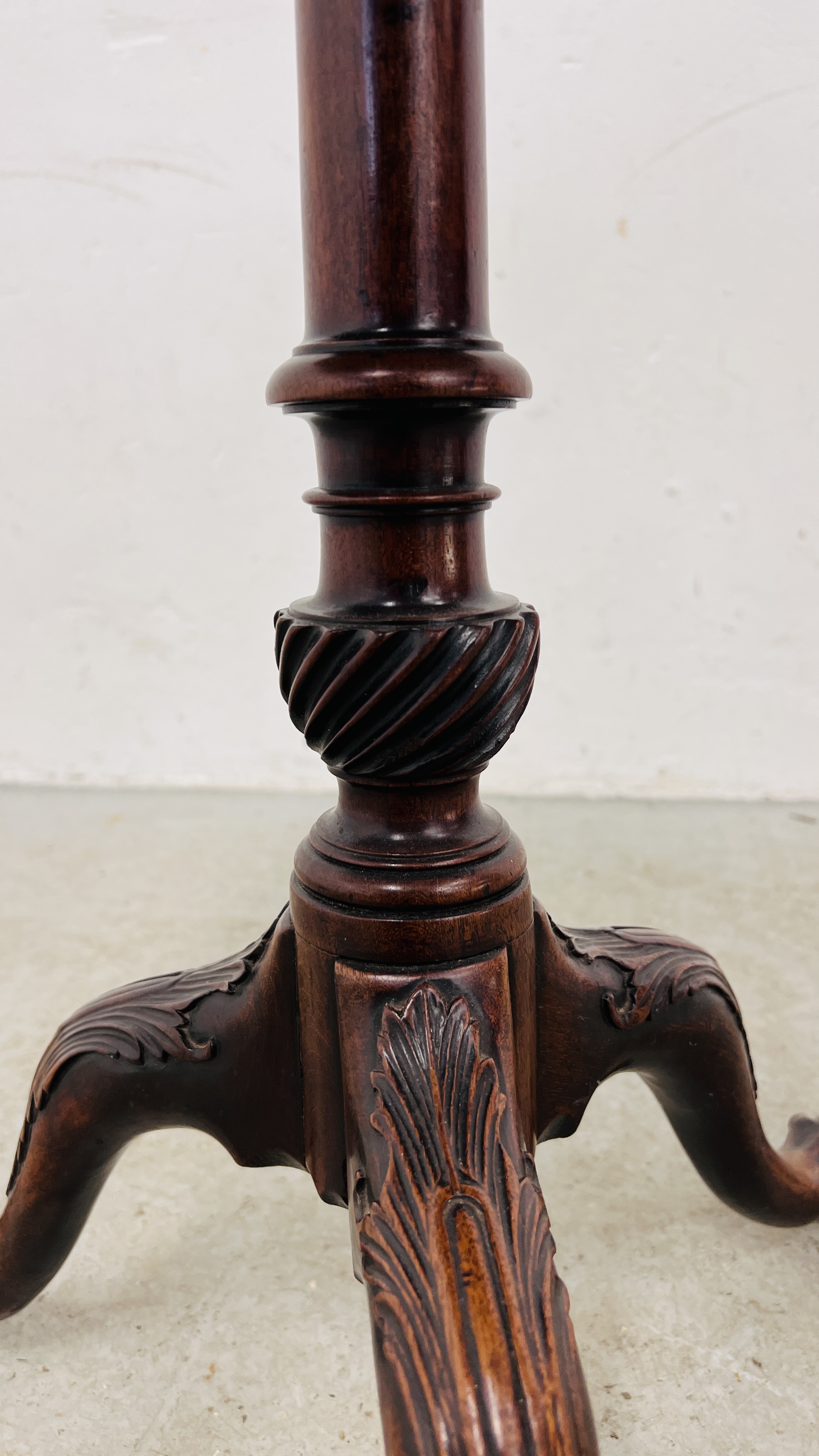 A GEORGE III MAHOGANY LOBED TRAY TOP PEDESTAL TABLE WITH TILT TOP ACTION ON CARVED TRIPOD BASE, - Image 4 of 11